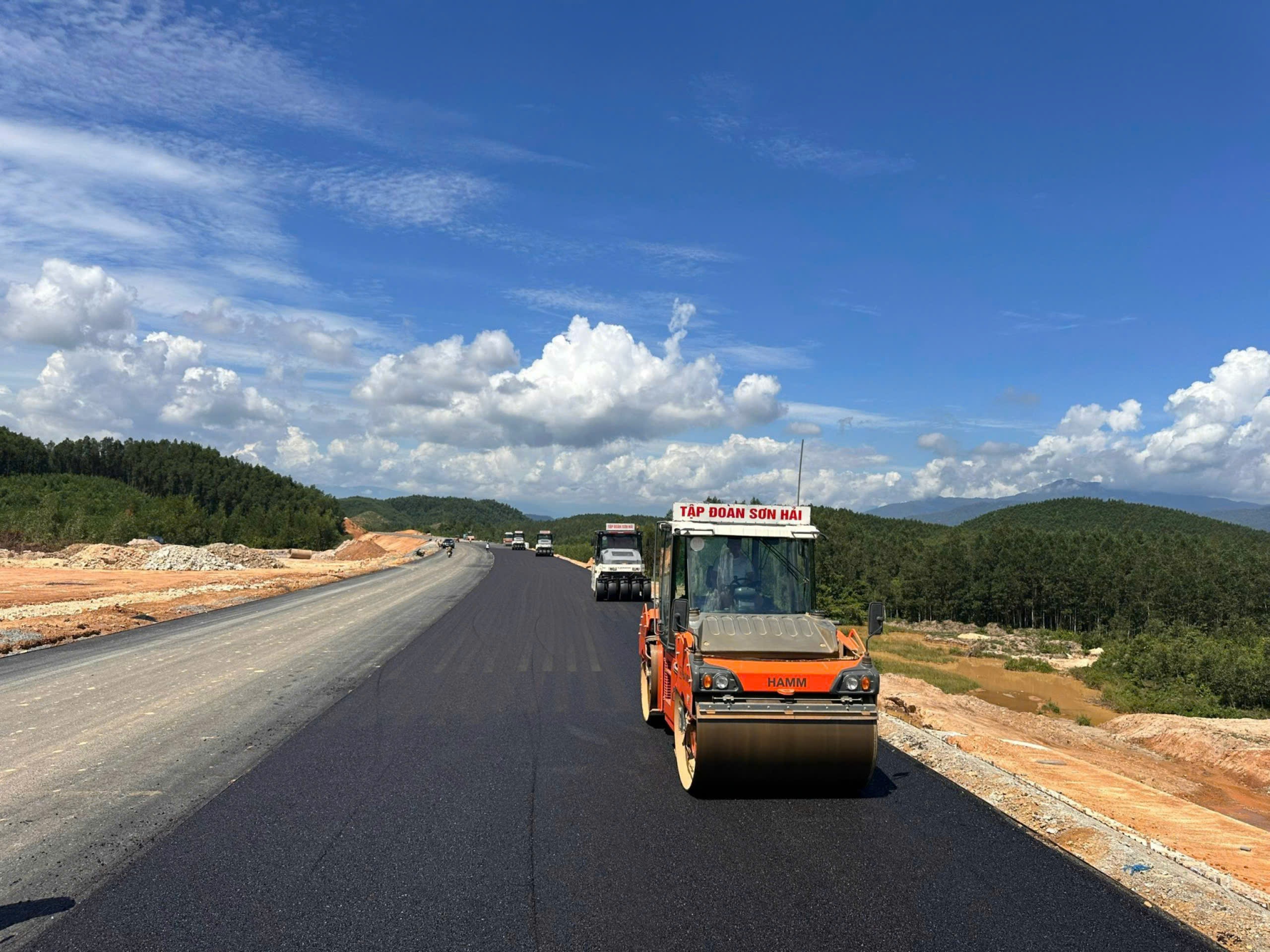 Nhiều dự &aacute;n cao tốc lớn bứt ph&aacute; sản lượng- Ảnh 1.