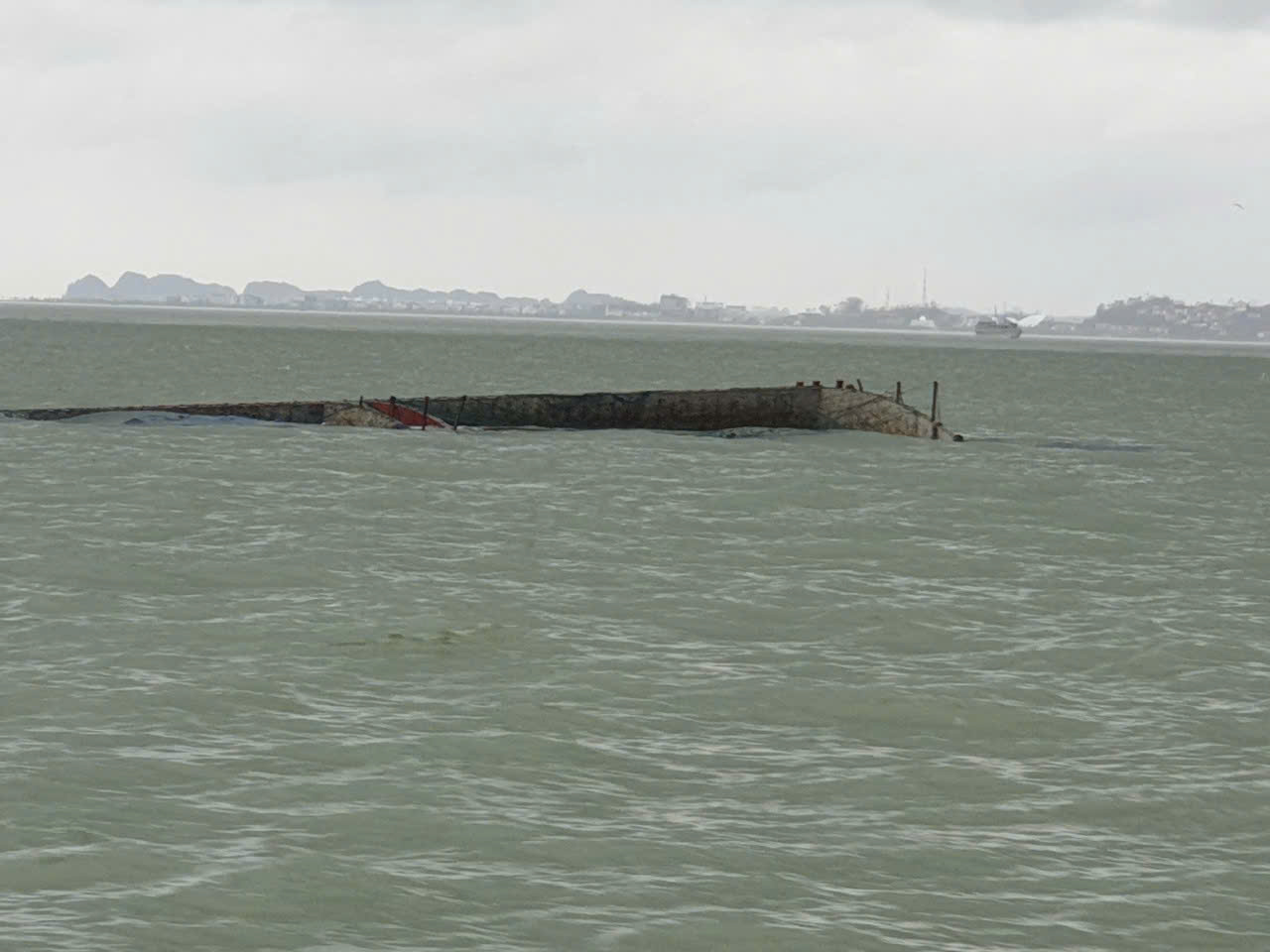 Di dời x&aacute;c t&agrave;u đắm tr&ecirc;n luồng h&agrave;ng hải Quảng Ninh sau b&atilde;o số 3- Ảnh 1.