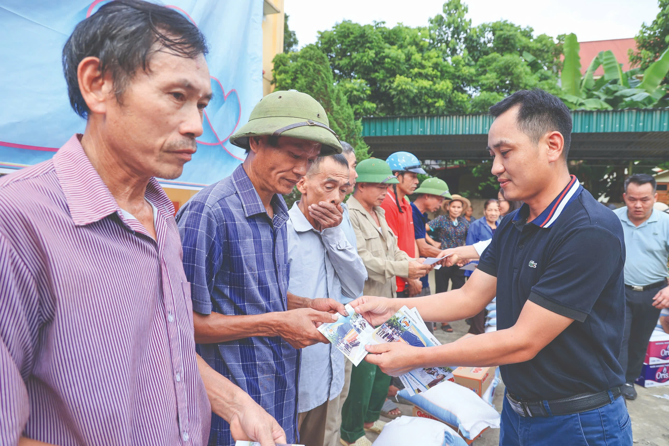&ldquo;Nghĩa đồng b&agrave;o&rdquo; trong m&ugrave;a lũ: Sớm dựng lại trường, mong vơi bớt kh&oacute; khăn- Ảnh 3.