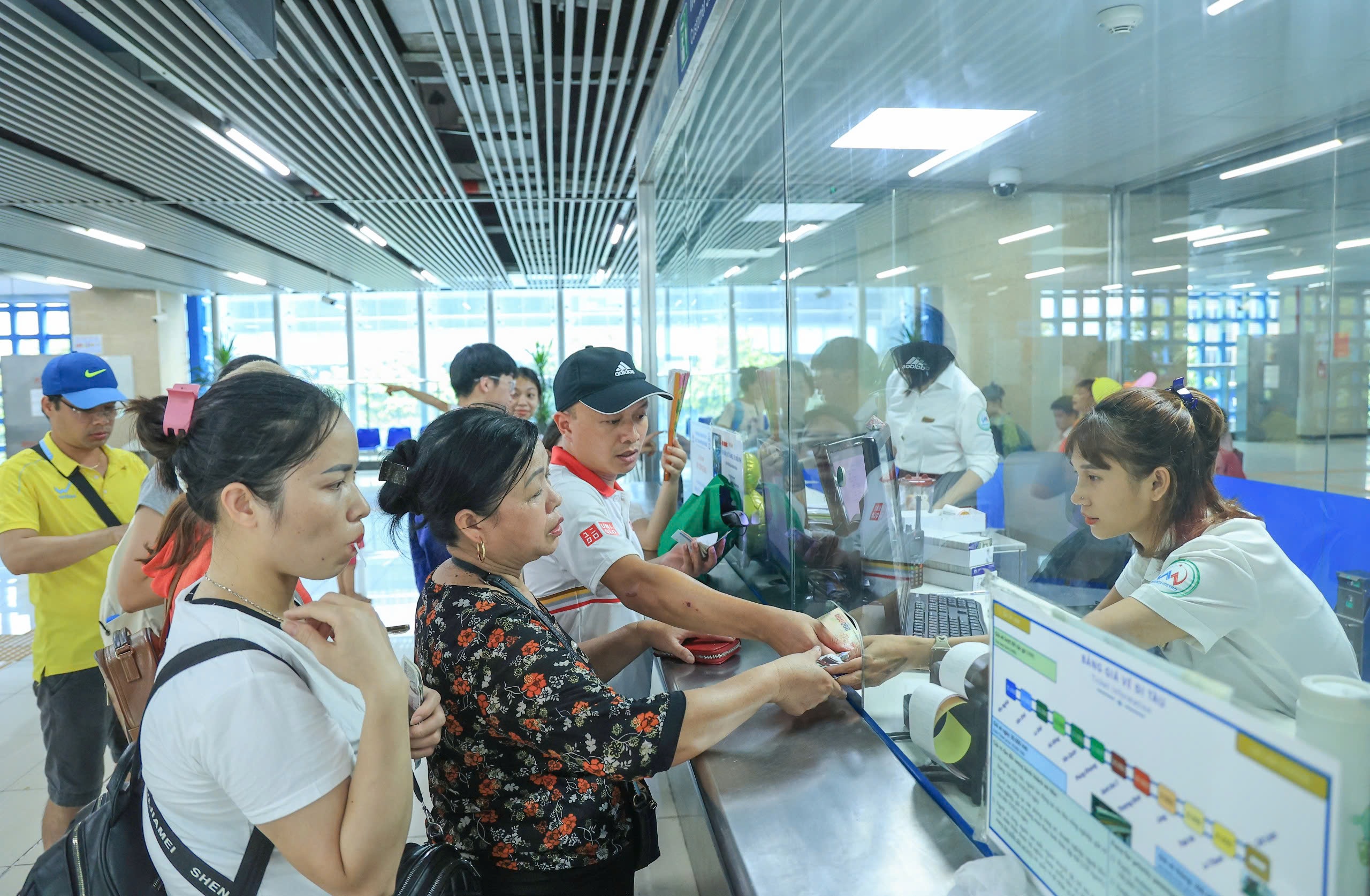 Hai tuyến t&agrave;u điện Thủ đ&ocirc; đ&ocirc;ng nghẹt kh&aacute;ch dịp nghỉ lễ 2/9- Ảnh 5.