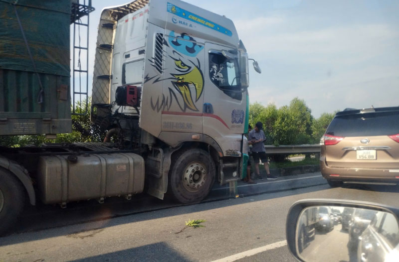 Xe đầu k&eacute;o leo l&ecirc;n dải ph&acirc;n c&aacute;ch tại Km38 cao tốc Nội B&agrave;i - L&agrave;o Cai.