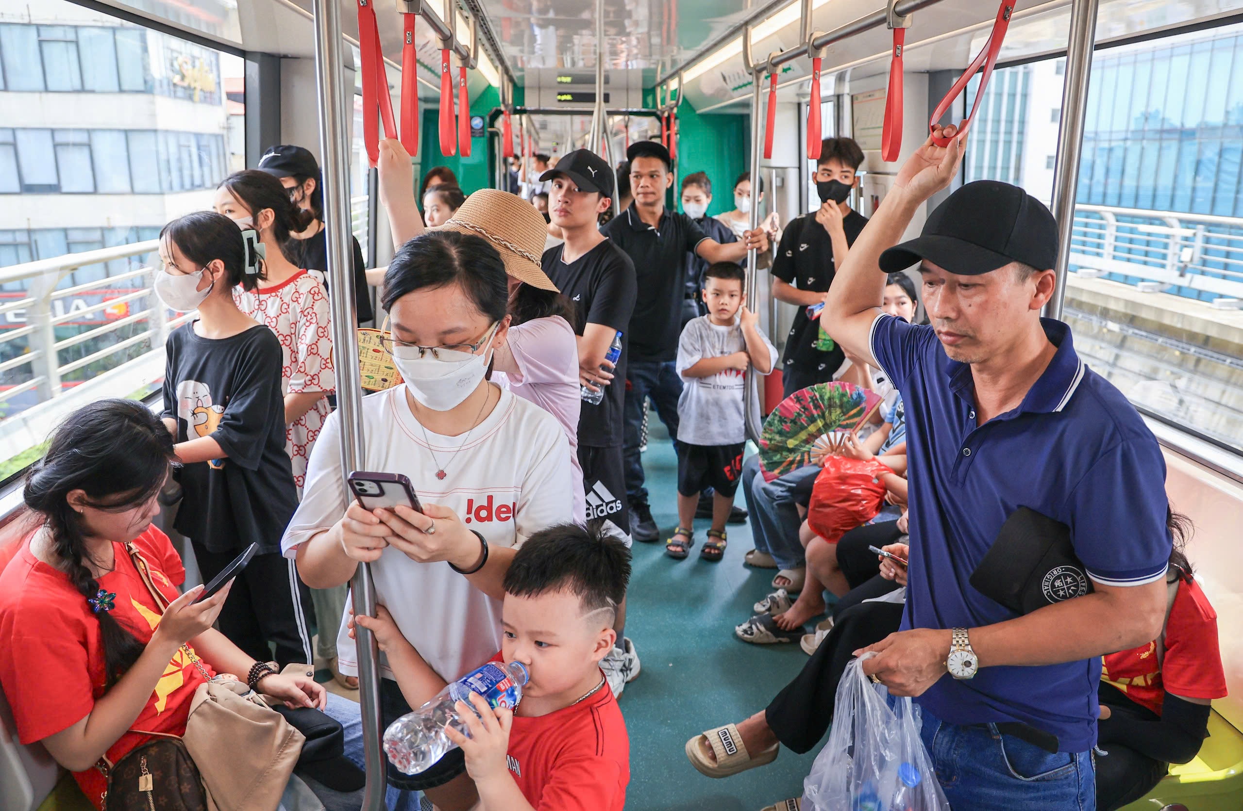 Hai tuyến t&agrave;u điện Thủ đ&ocirc; đ&ocirc;ng nghẹt kh&aacute;ch dịp nghỉ lễ 2/9- Ảnh 13.