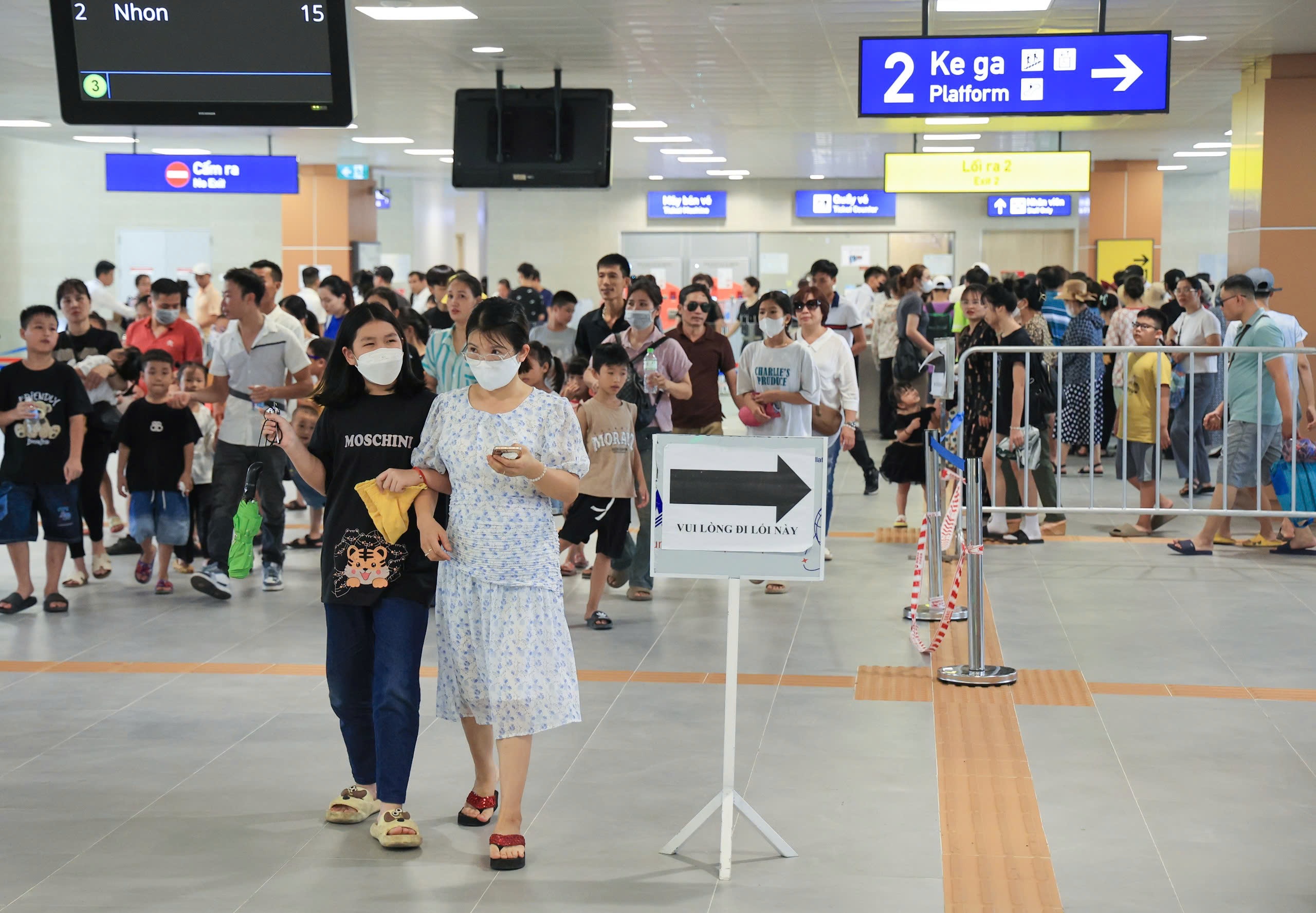 Hai tuyến t&agrave;u điện Thủ đ&ocirc; đ&ocirc;ng nghẹt kh&aacute;ch dịp nghỉ lễ 2/9- Ảnh 8.