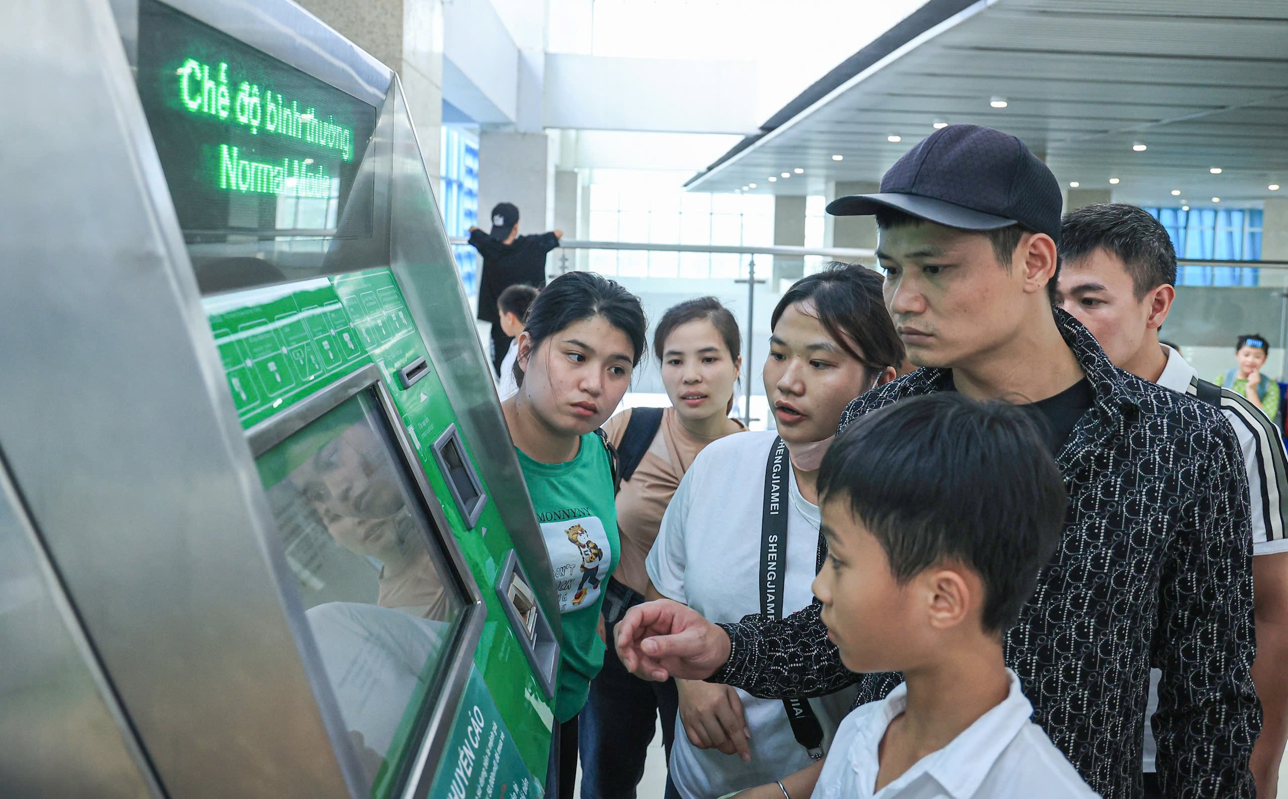 Hai tuyến t&agrave;u điện Thủ đ&ocirc; đ&ocirc;ng nghẹt kh&aacute;ch dịp nghỉ lễ 2/9- Ảnh 6.