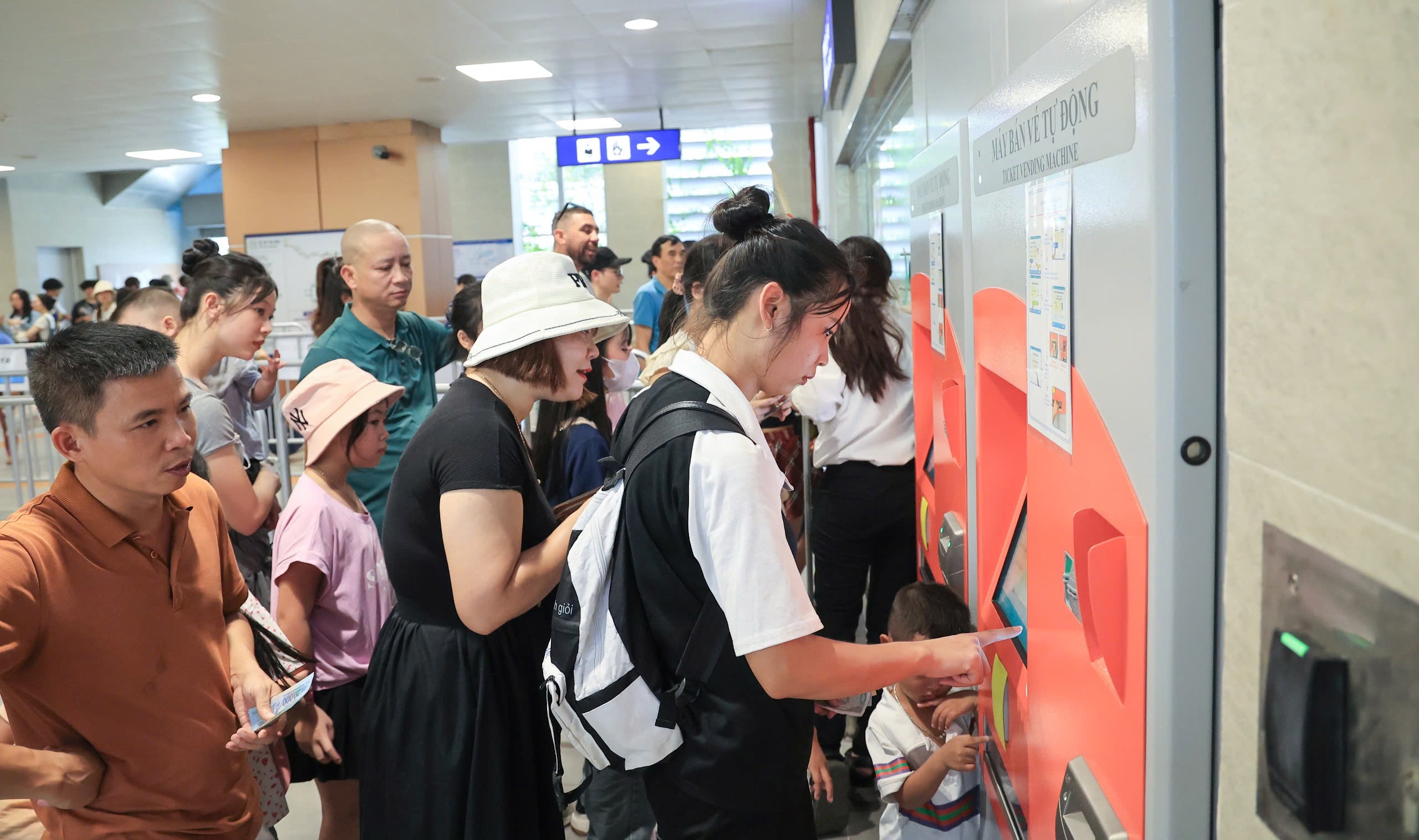 Hai tuyến t&agrave;u điện Thủ đ&ocirc; đ&ocirc;ng nghẹt kh&aacute;ch dịp nghỉ lễ 2/9- Ảnh 9.