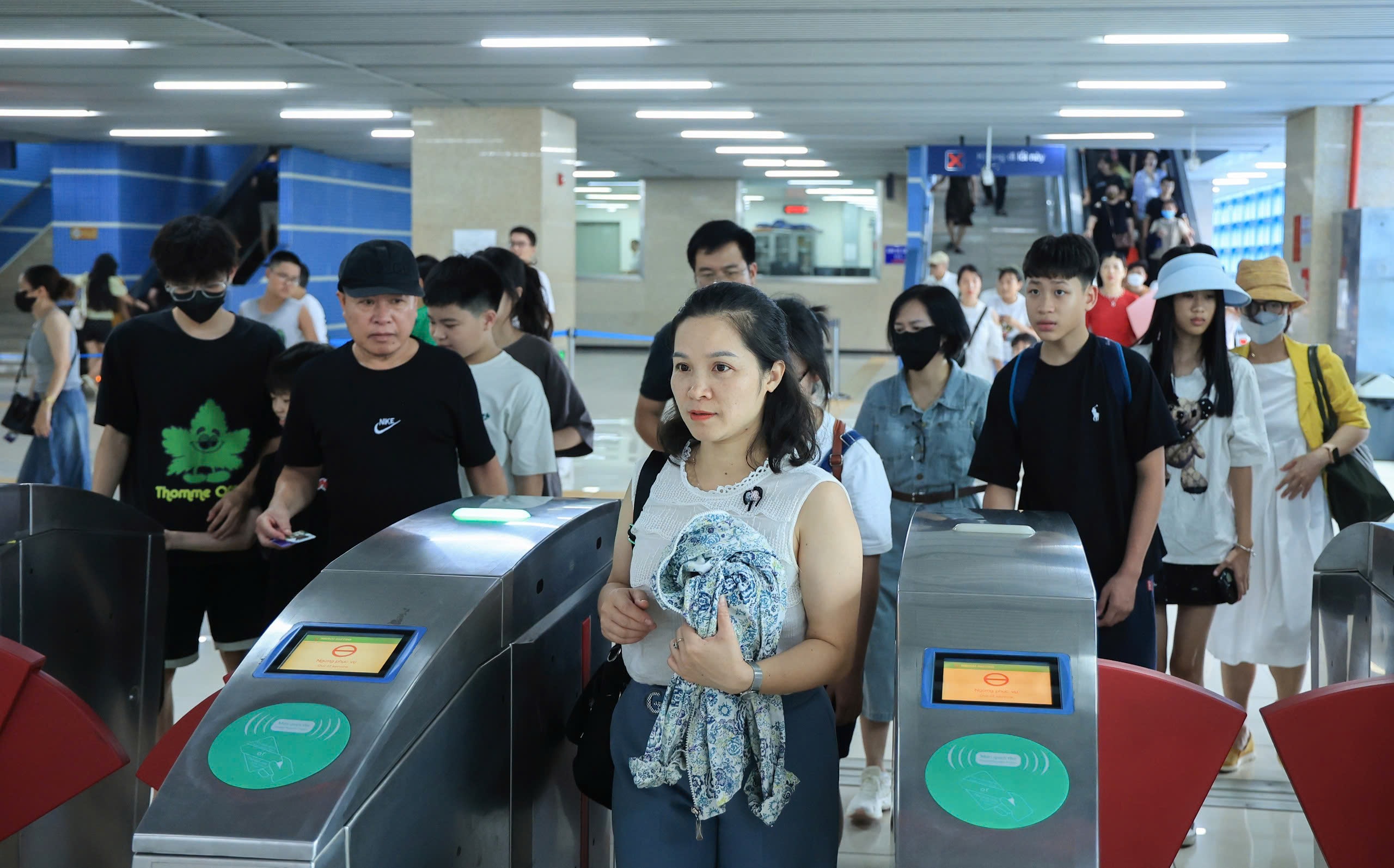 Hai tuyến t&agrave;u điện Thủ đ&ocirc; đ&ocirc;ng nghẹt kh&aacute;ch dịp nghỉ lễ 2/9- Ảnh 7.