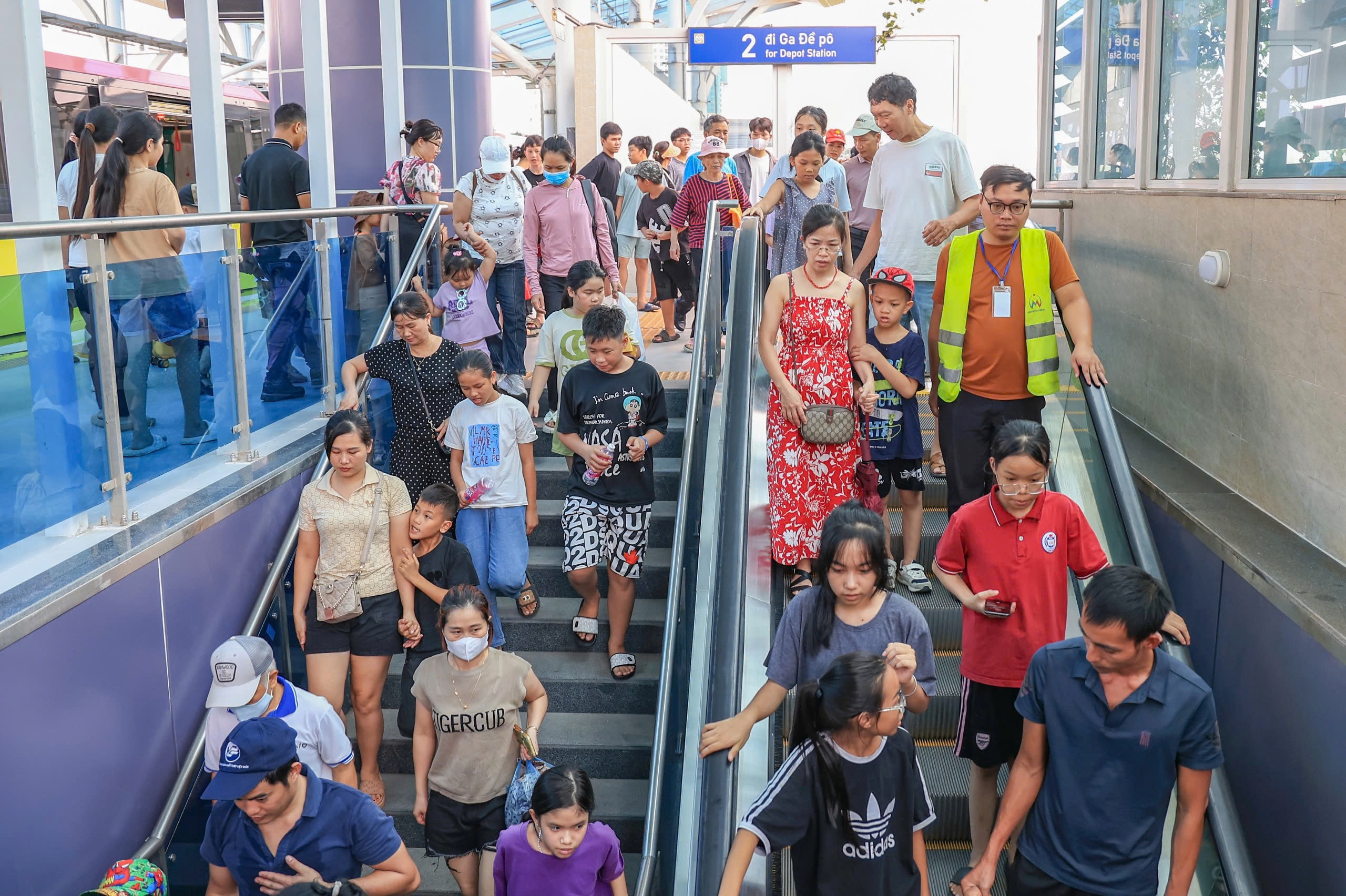 Hai tuyến t&agrave;u điện Thủ đ&ocirc; đ&ocirc;ng nghẹt kh&aacute;ch dịp nghỉ lễ 2/9- Ảnh 19.