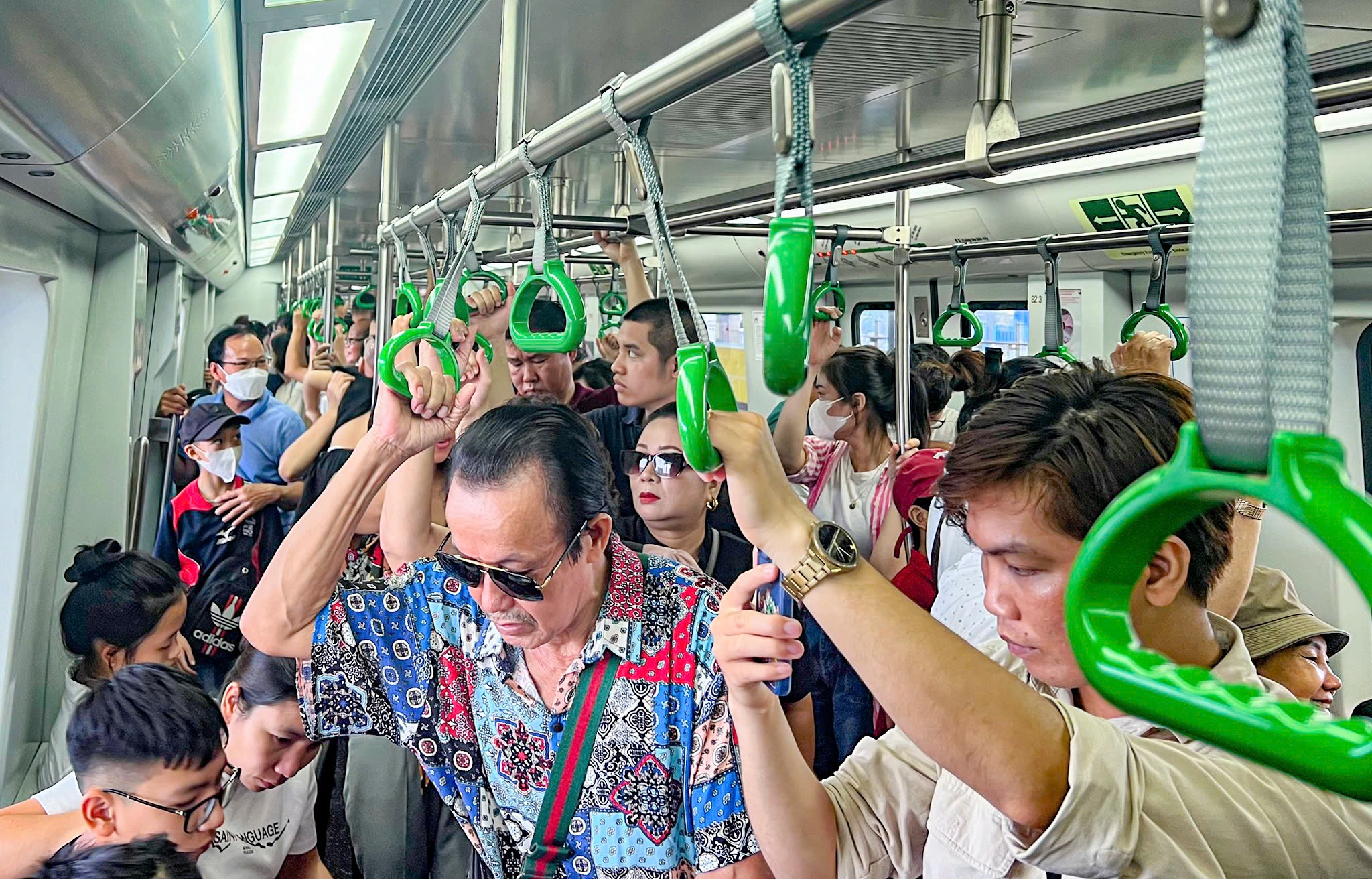 Hai tuyến t&agrave;u điện Thủ đ&ocirc; đ&ocirc;ng nghẹt kh&aacute;ch dịp nghỉ lễ 2/9- Ảnh 1.