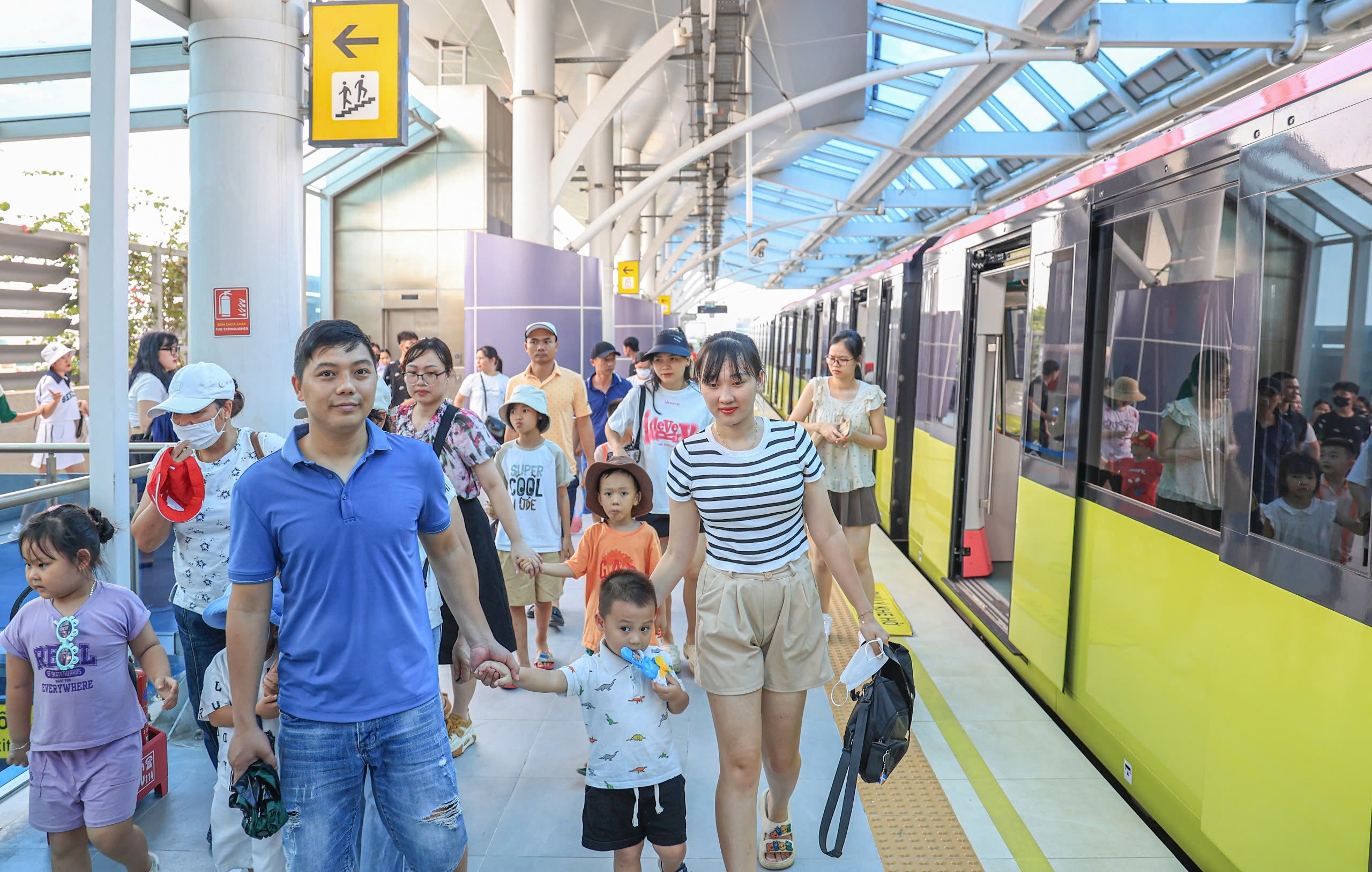 Hai tuyến t&agrave;u điện Thủ đ&ocirc; đ&ocirc;ng nghẹt kh&aacute;ch dịp nghỉ lễ 2/9- Ảnh 18.