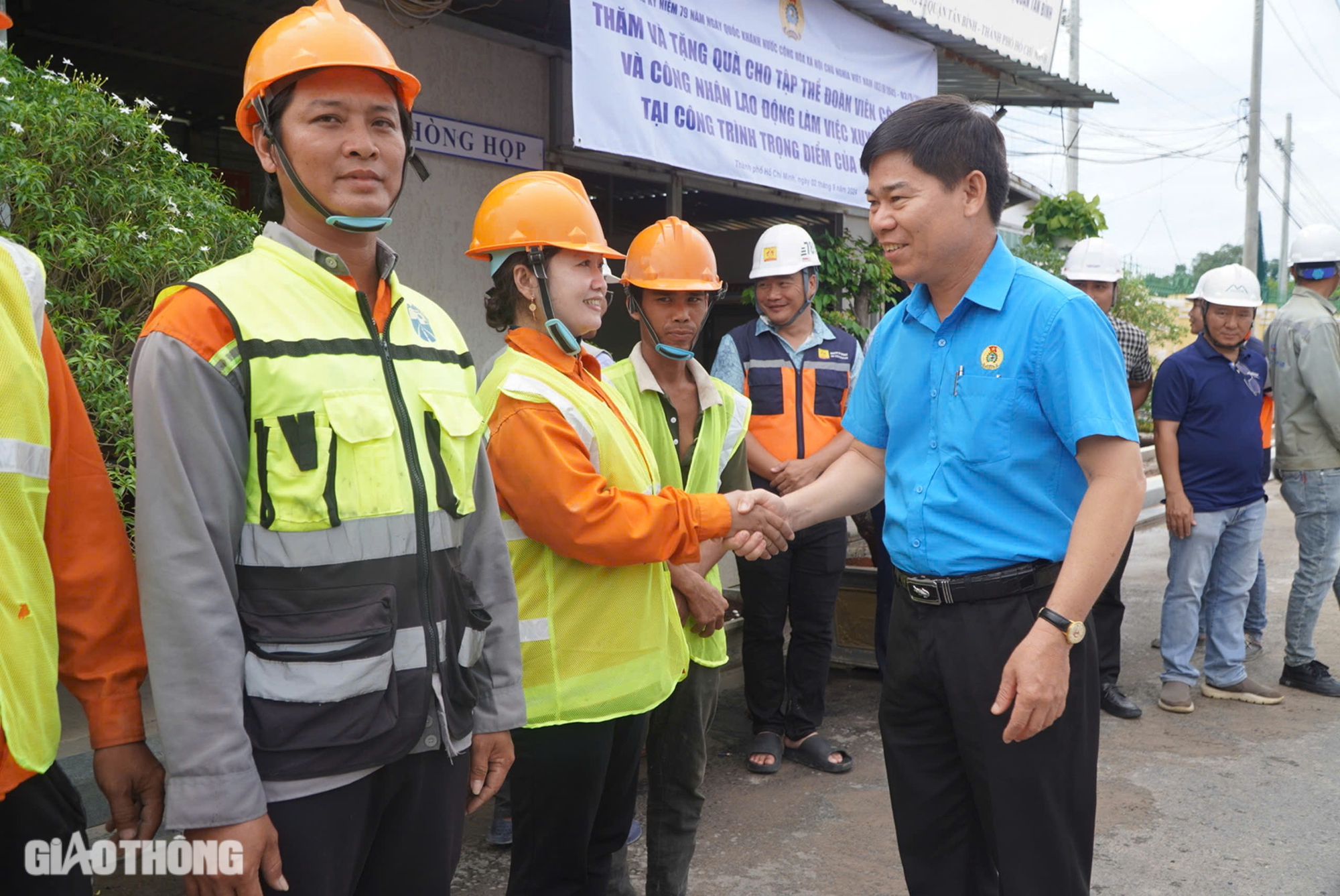 Tiếp sức c&ocirc;ng nh&acirc;n l&agrave;m việc xuy&ecirc;n lễ Quốc kh&aacute;nh 2/9- Ảnh 1.