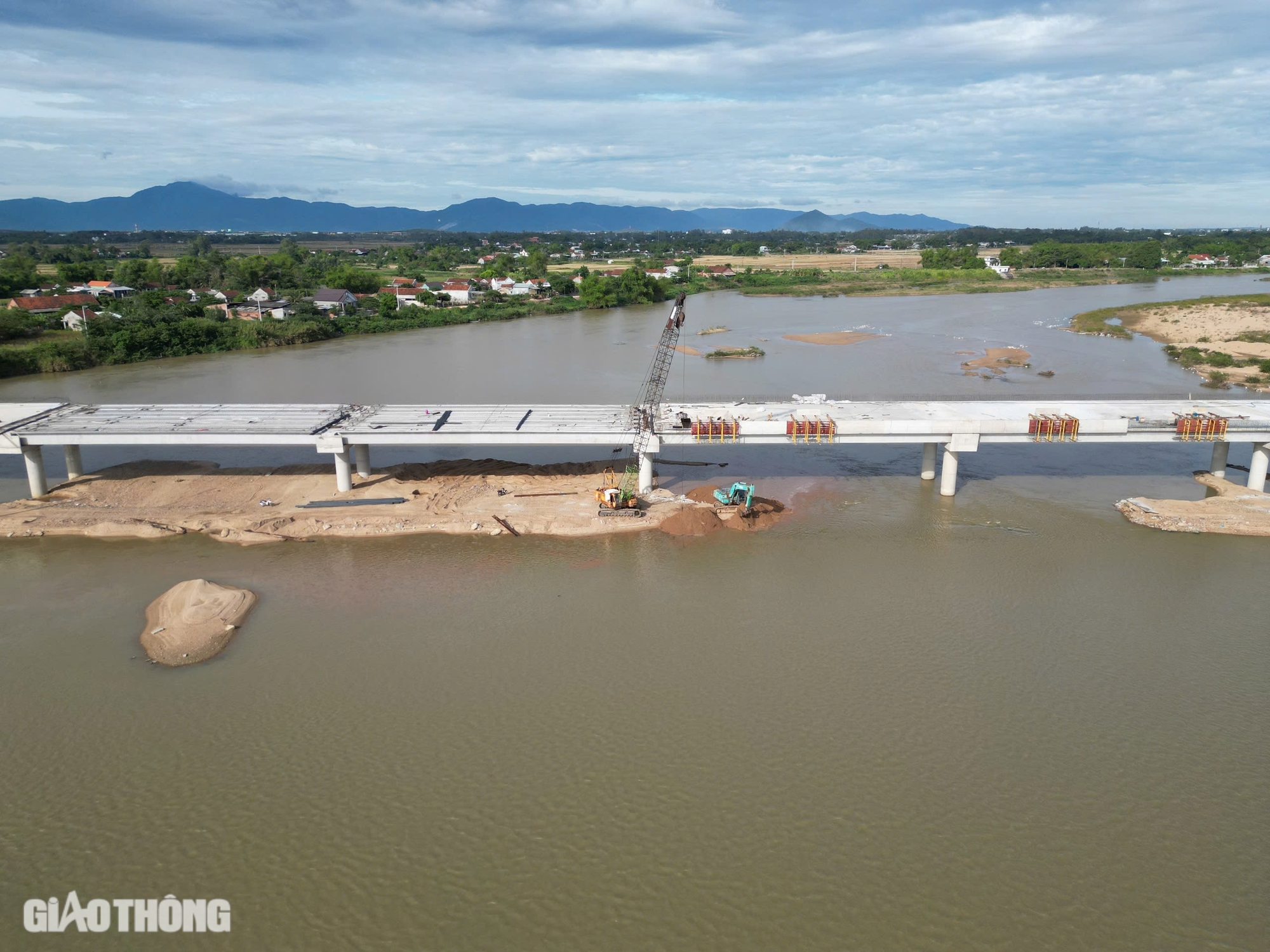 Hợp long cầu vượt sông dài nhất cao tốc Hoài Nhơn - Quy Nhơn- Ảnh 7. Hợp long cầu vượt sông dài nhất cao tốc Hoài Nhơn - Quy Nhơn- Ảnh 7.
