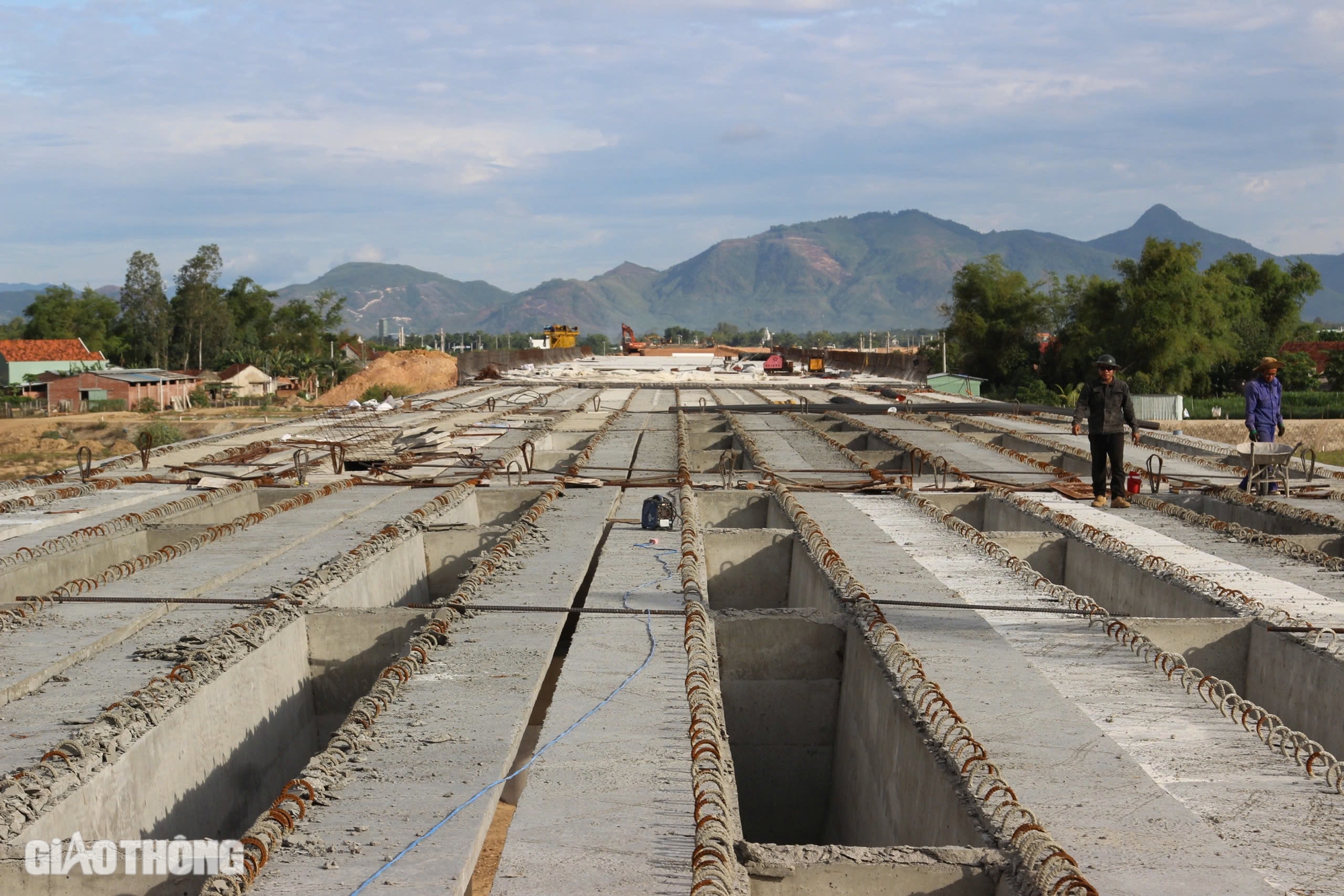 Hợp long cầu vượt sông dài nhất cao tốc Hoài Nhơn - Quy Nhơn- Ảnh 5. Hợp long cầu vượt sông dài nhất cao tốc Hoài Nhơn - Quy Nhơn- Ảnh 5.