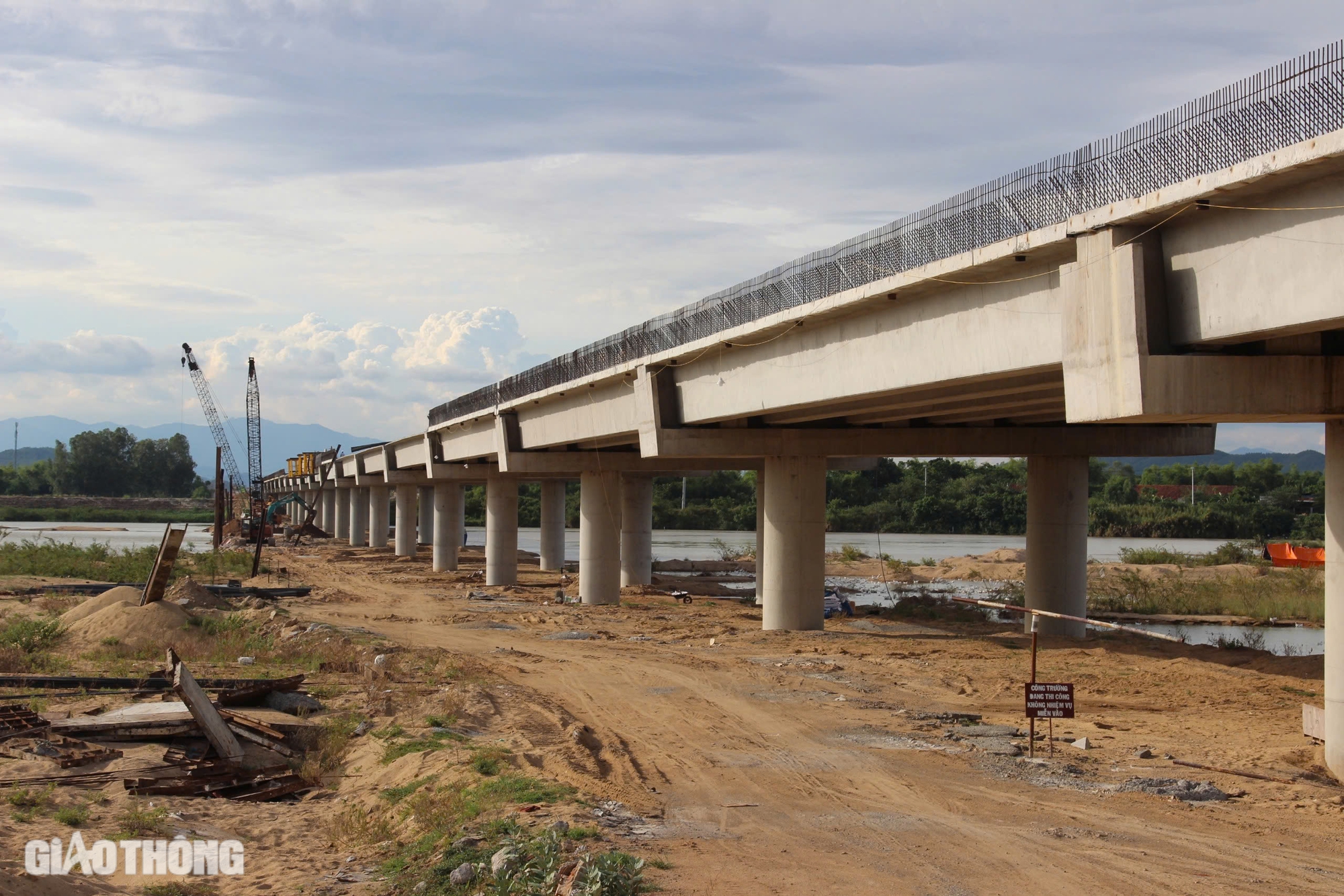 Hợp long cầu vượt sông dài nhất cao tốc Hoài Nhơn - Quy Nhơn- Ảnh 3. Hợp long cầu vượt sông dài nhất cao tốc Hoài Nhơn - Quy Nhơn- Ảnh 3.