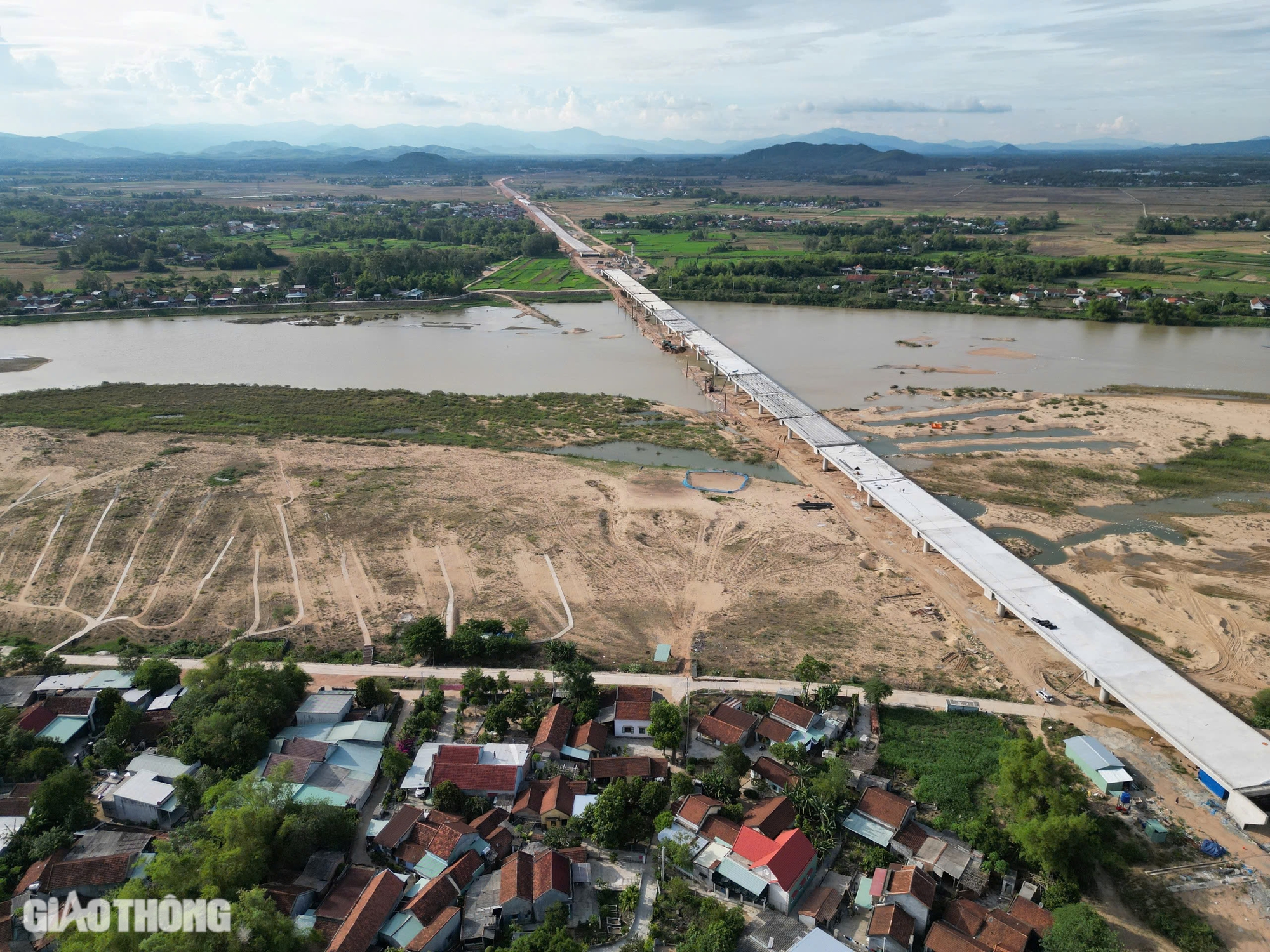 Hợp long cầu vượt sông dài nhất cao tốc Hoài Nhơn - Quy Nhơn- Ảnh 1. Hợp long cầu vượt sông dài nhất cao tốc Hoài Nhơn - Quy Nhơn- Ảnh 1.