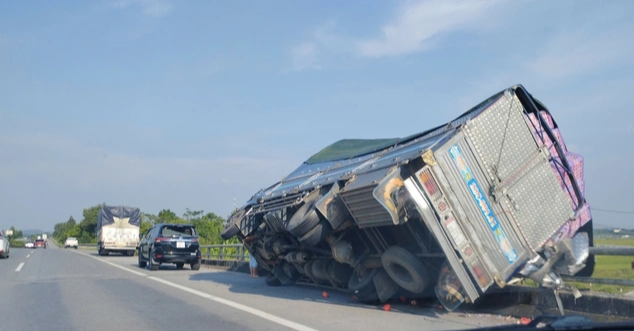 Li&ecirc;n tiếp tai nạn tr&ecirc;n cao tốc Nội B&agrave;i - L&agrave;o Cai- Ảnh 2.