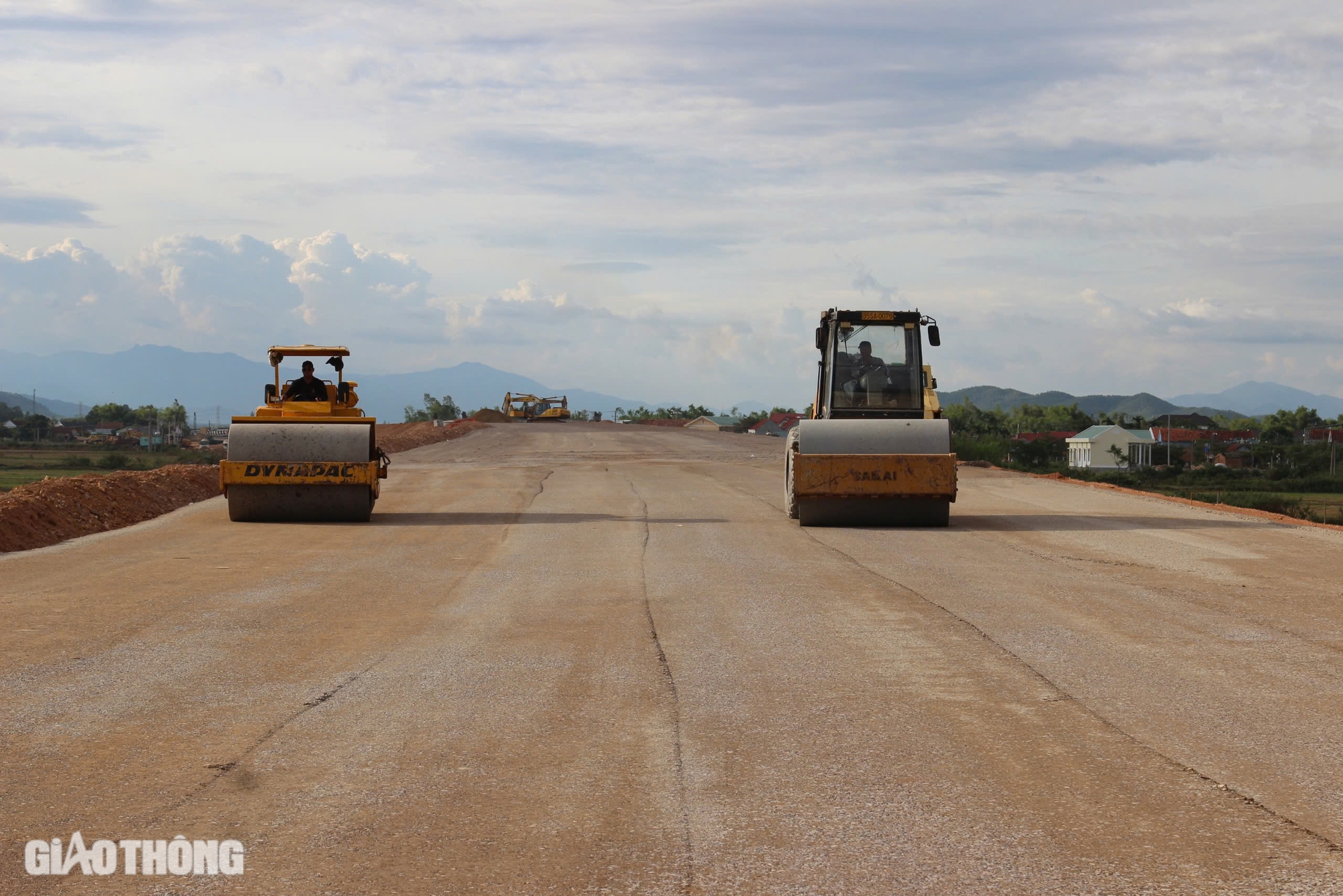 G&aacute;c niềm ri&ecirc;ng, thi c&ocirc;ng xuy&ecirc;n lễ tr&ecirc;n cao tốc Bắc - Nam qua B&igrave;nh Định- Ảnh 4.