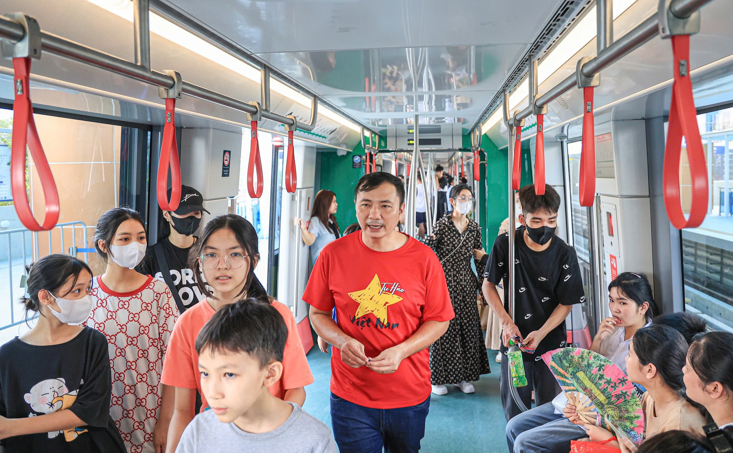 Hai tuyến t&agrave;u điện Thủ đ&ocirc; đ&ocirc;ng nghẹt kh&aacute;ch dịp nghỉ lễ 2/9- Ảnh 17.