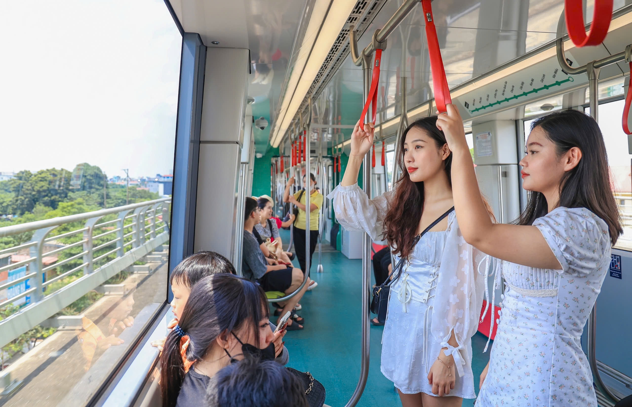 Hai tuyến t&agrave;u điện Thủ đ&ocirc; đ&ocirc;ng nghẹt kh&aacute;ch dịp nghỉ lễ 2/9- Ảnh 15.