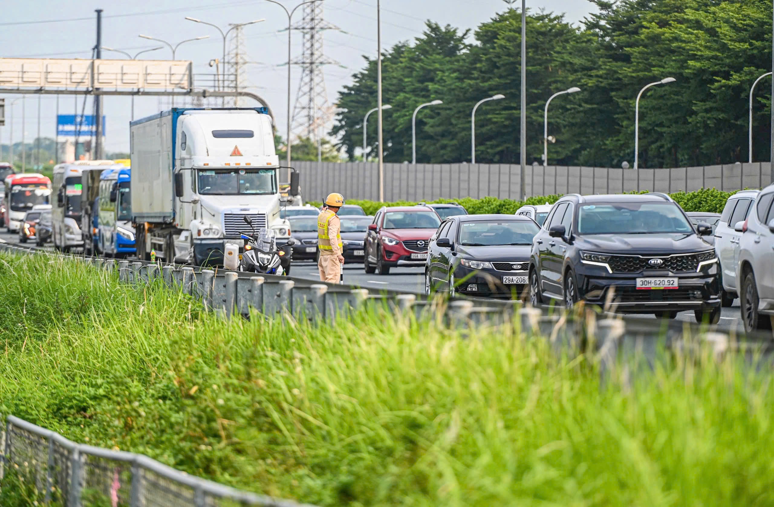 Người d&acirc;n &ugrave;n &ugrave;n trở lại Thủ đ&ocirc; d&ugrave; chưa hết kỳ nghỉ lễ- Ảnh 5.