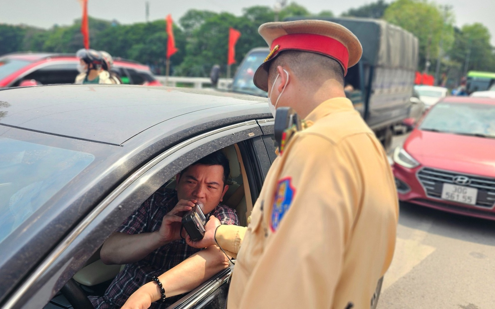 Gần 4.000 t&agrave;i xế vi phạm nồng độ cồn, phải bắt xe về nh&agrave; trong ng&agrave;y thứ ba kỳ nghỉ lễ