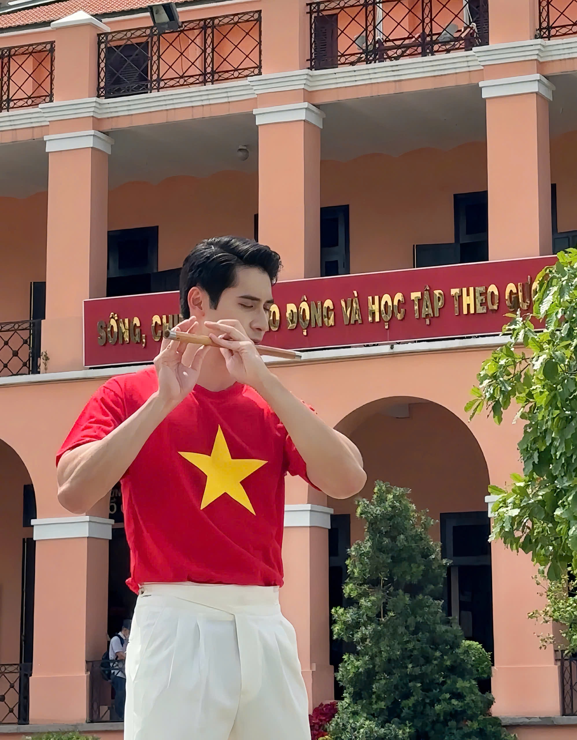 Clip: Nam vương Tuấn Ngọc thổi s&aacute;o tr&ecirc;n nền nhạc ca kh&uacute;c &ldquo;L&aacute; cờ&rdquo;- Ảnh 1.