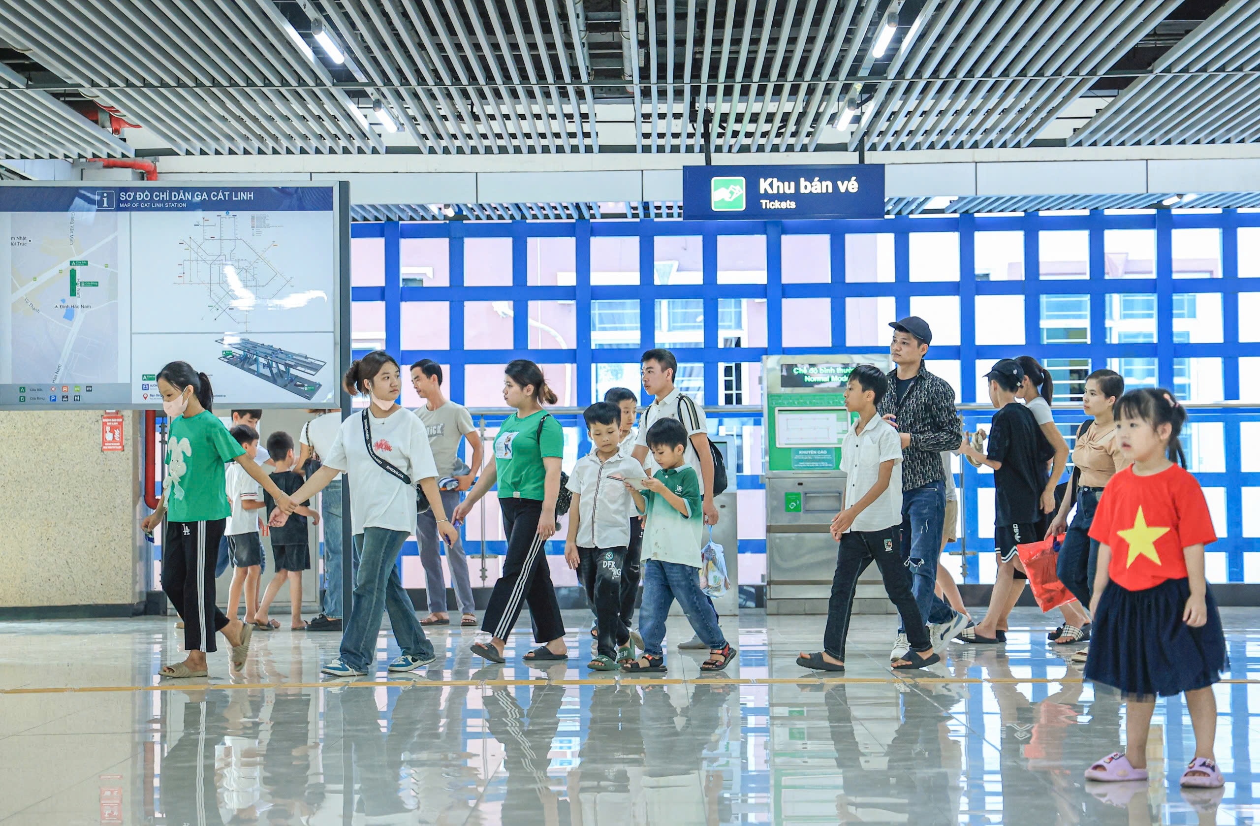 Hai tuyến t&agrave;u điện Thủ đ&ocirc; đ&ocirc;ng nghẹt kh&aacute;ch dịp nghỉ lễ 2/9- Ảnh 4.