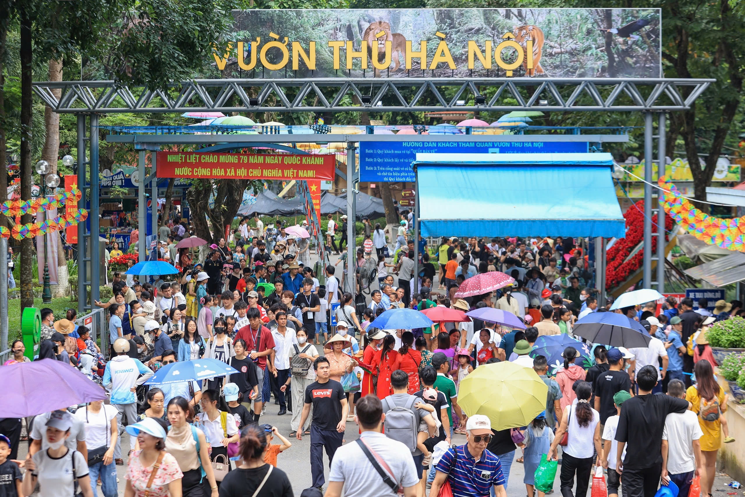 Hai tuyến t&agrave;u điện Thủ đ&ocirc; đ&ocirc;ng nghẹt kh&aacute;ch dịp nghỉ lễ 2/9- Ảnh 20.