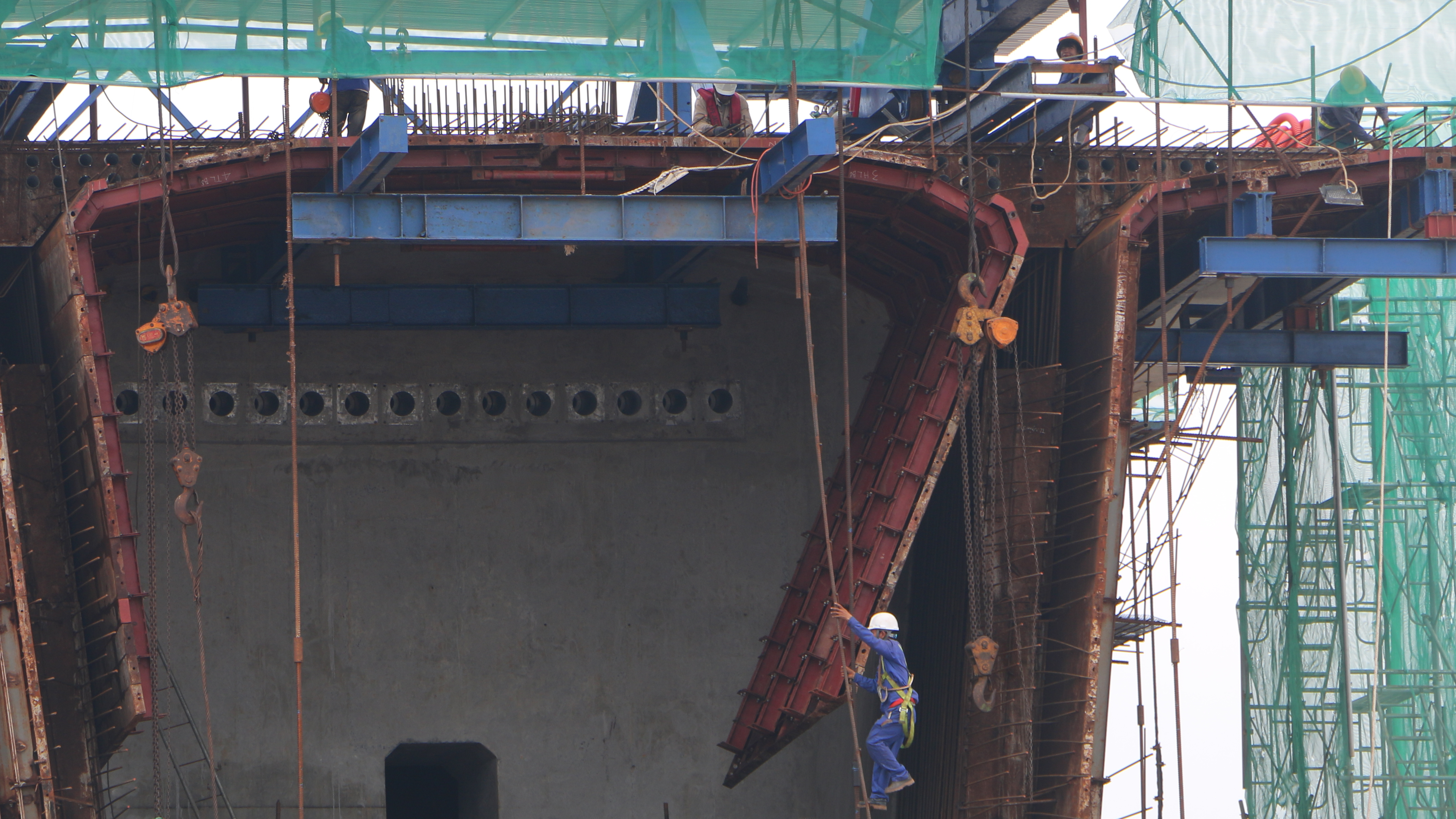 C&ocirc;ng nh&acirc;n thi c&ocirc;ng xuy&ecirc;n lễ, đưa cầu Đại Ng&atilde;i 2 ho&agrave;n th&agrave;nh vượt tiến độ- Ảnh 1.