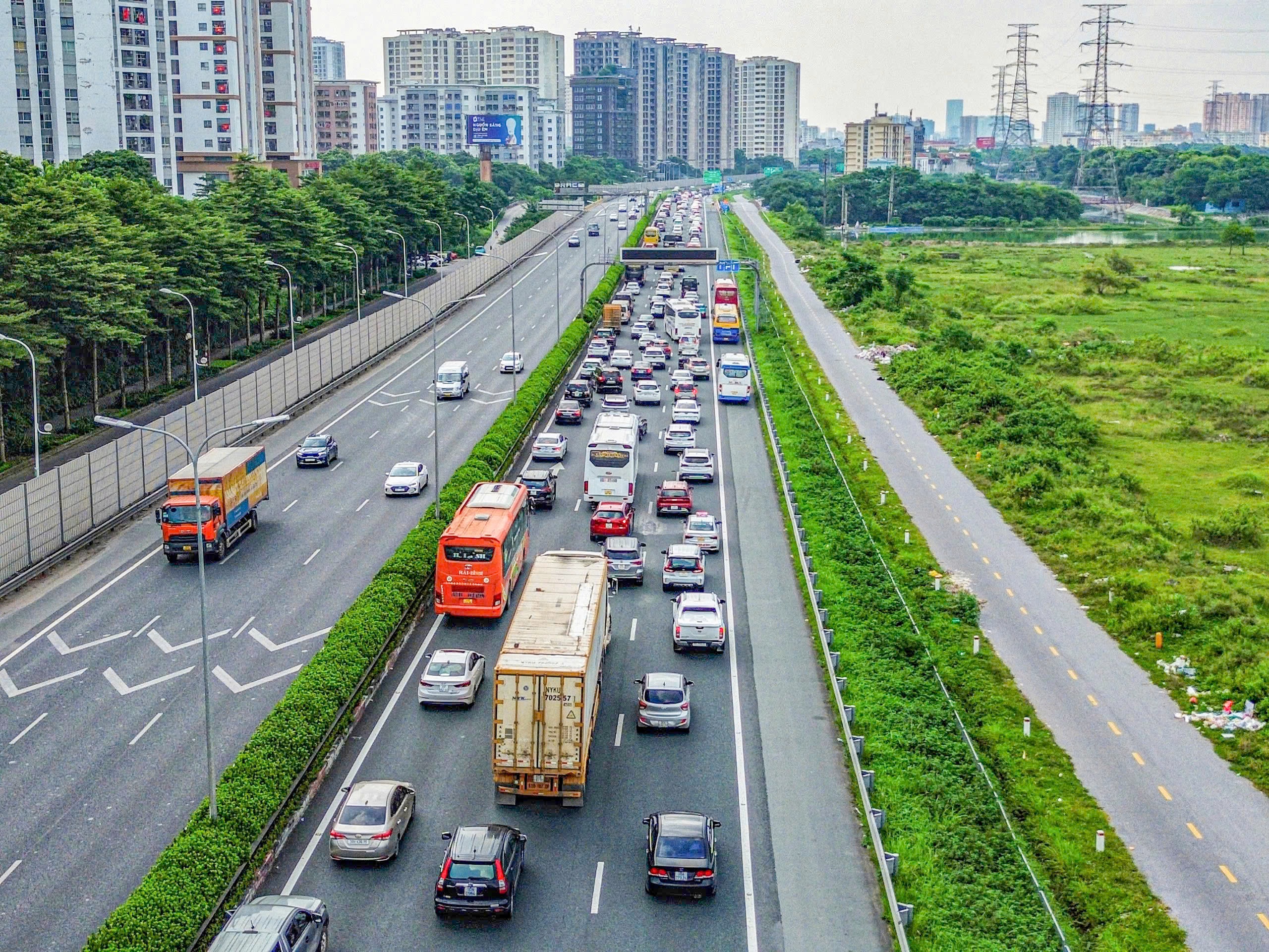 Người d&acirc;n &ugrave;n &ugrave;n trở lại Thủ đ&ocirc; d&ugrave; chưa hết kỳ nghỉ lễ- Ảnh 2.