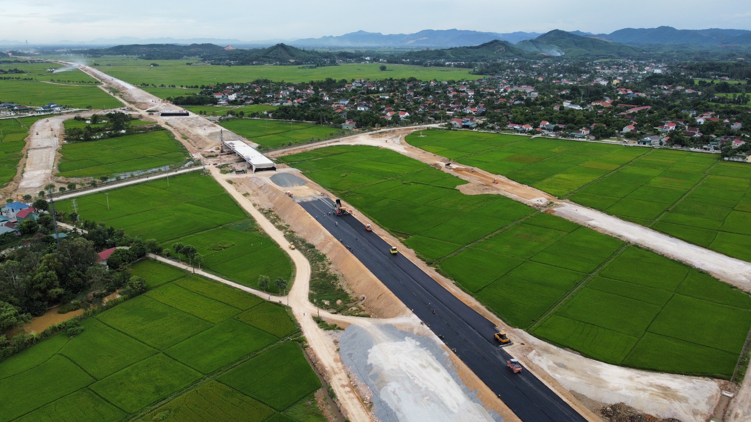 Tết Độc lập kh&ocirc;ng nghỉ tr&ecirc;n c&ocirc;ng trường cao tốc Bắc - Nam qua H&agrave; Tĩnh- Ảnh 7.