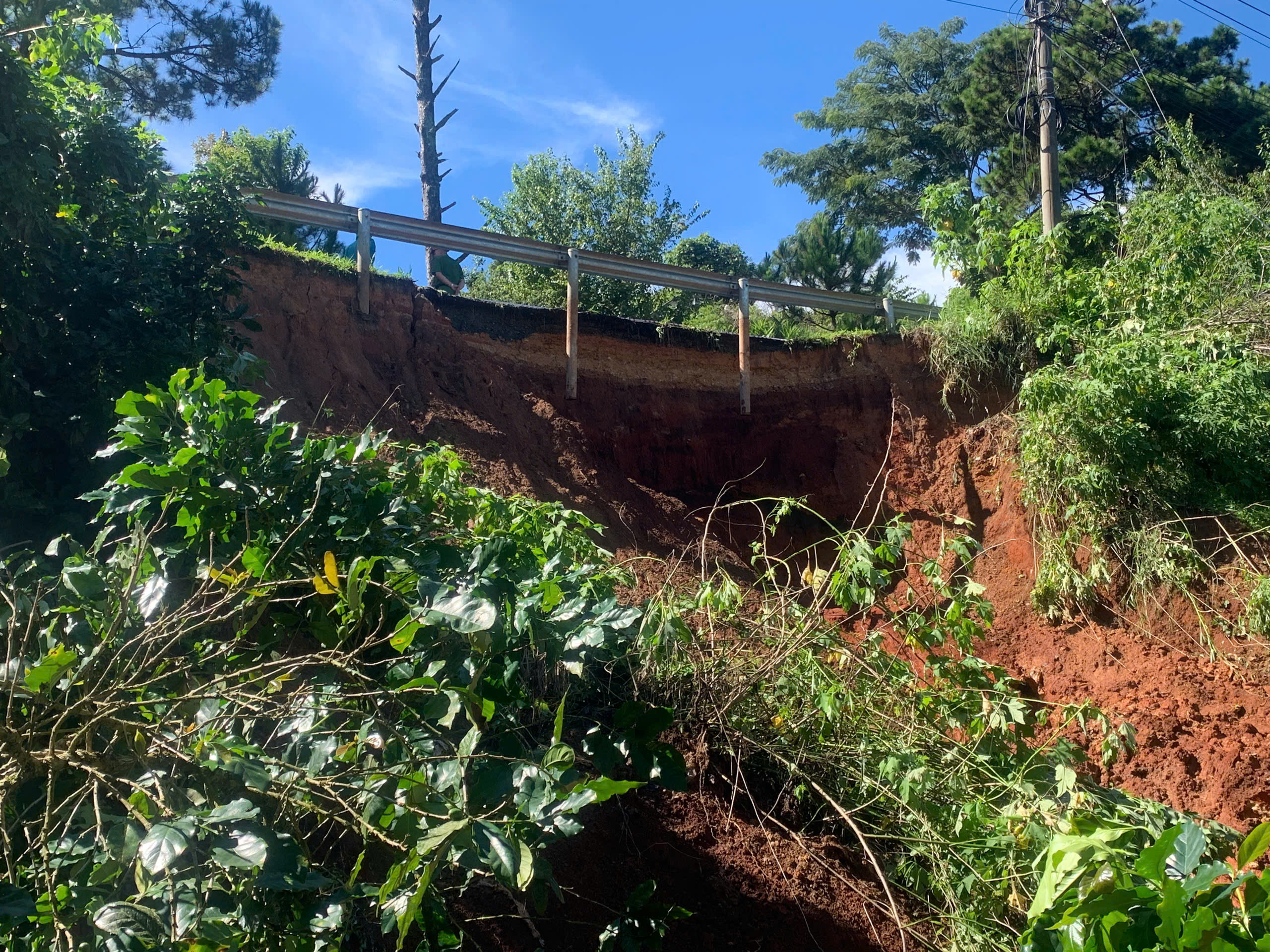 Mưa lớn g&acirc;y sạt lở tr&ecirc;n QL20 qua Đ&agrave; Lạt- Ảnh 1.