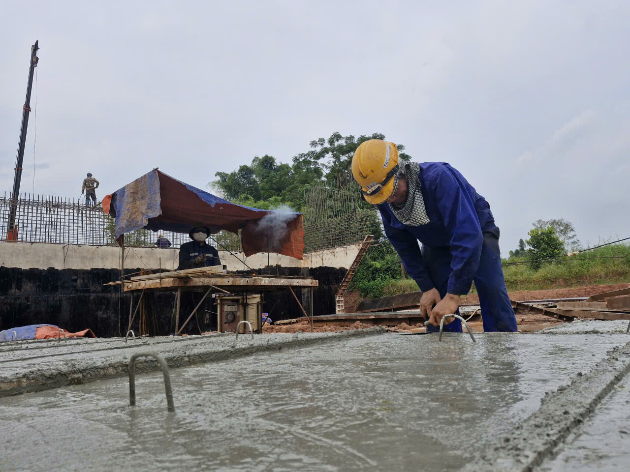 H&agrave;ng trăm c&ocirc;ng nh&acirc;n thi c&ocirc;ng xuy&ecirc;n lễ, đẩy tiến độ dự &aacute;n n&acirc;ng cấp QL4B- Ảnh 12.