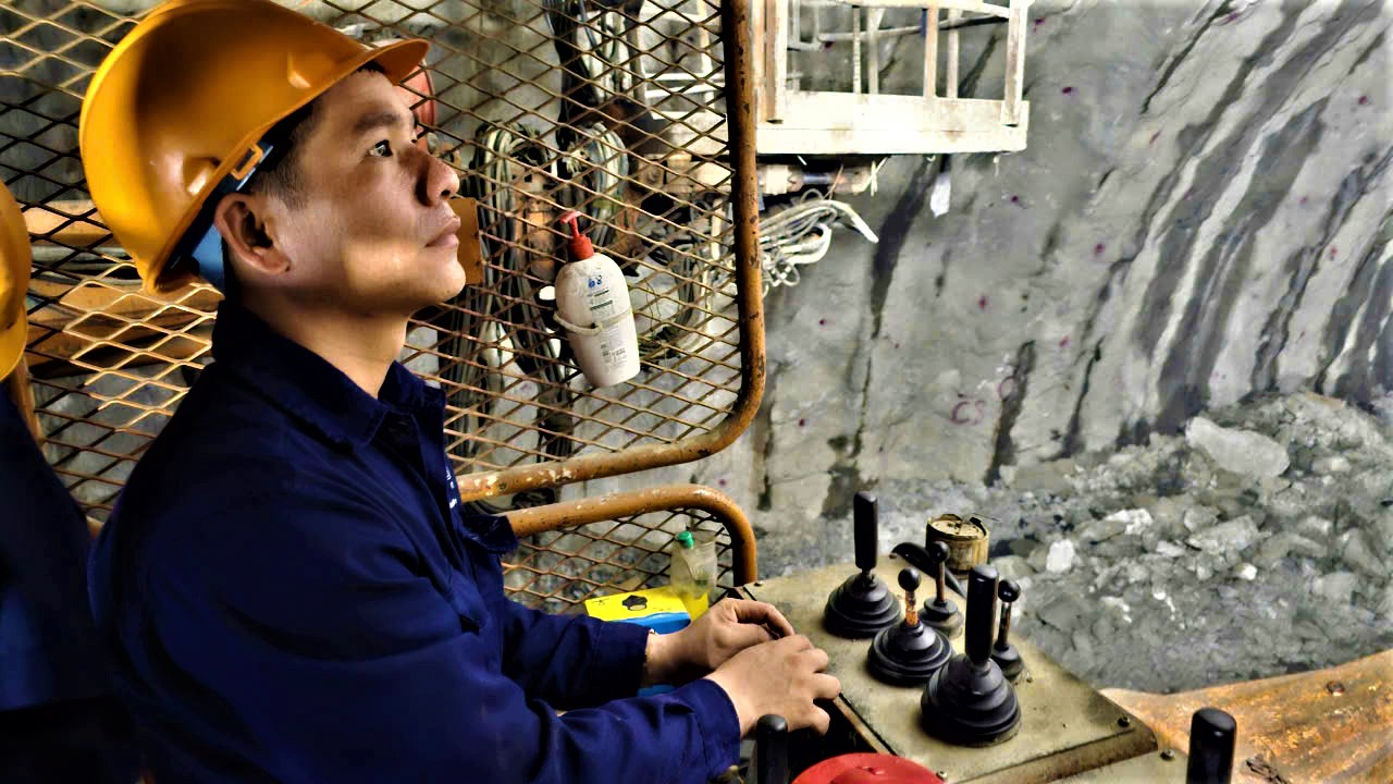 Trắng đ&ecirc;m thi c&ocirc;ng, bứt tốc tiến độ cao tốc Ch&iacute; Thạnh - V&acirc;n Phong- Ảnh 1.