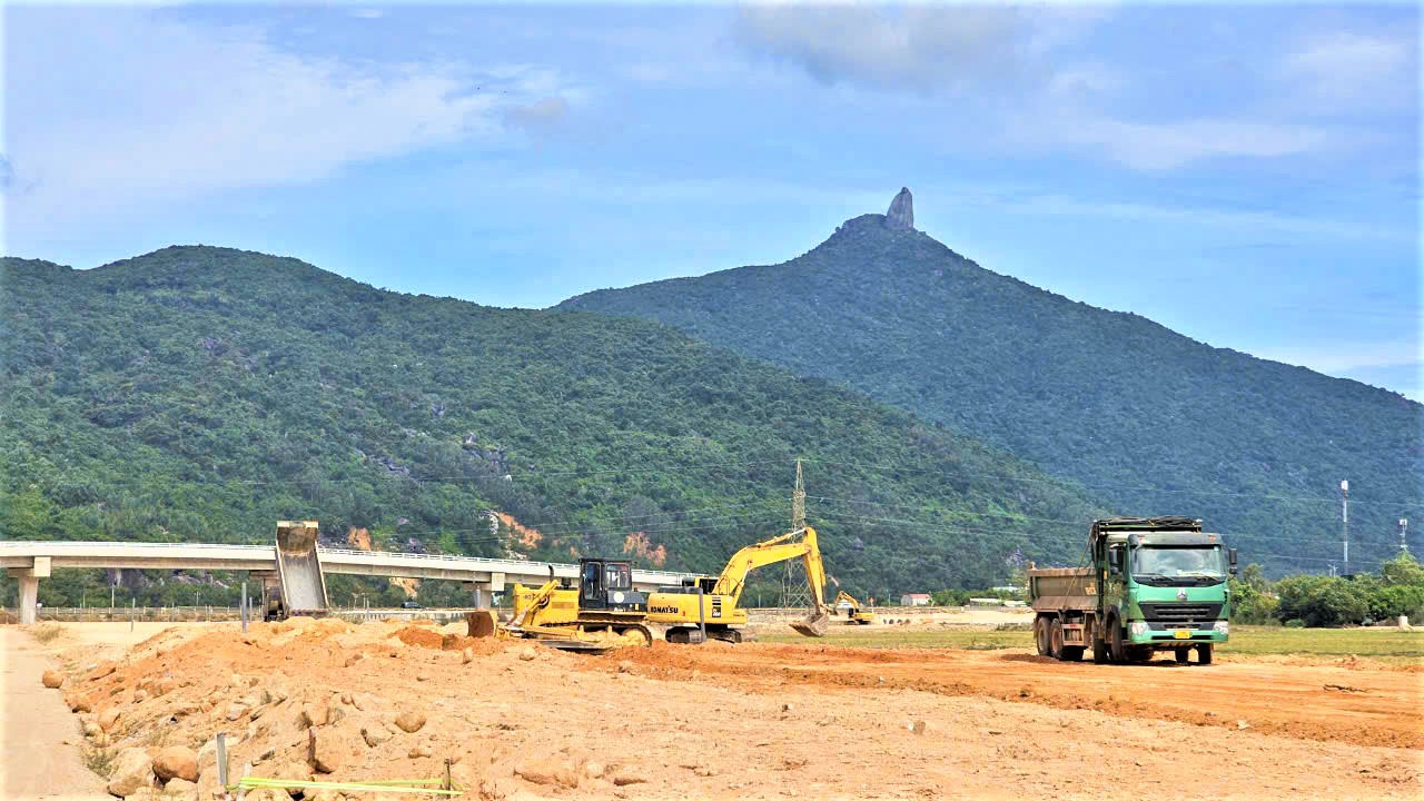 Trắng đ&ecirc;m thi c&ocirc;ng, bứt tốc tiến độ cao tốc Ch&iacute; Thạnh - V&acirc;n Phong- Ảnh 5.