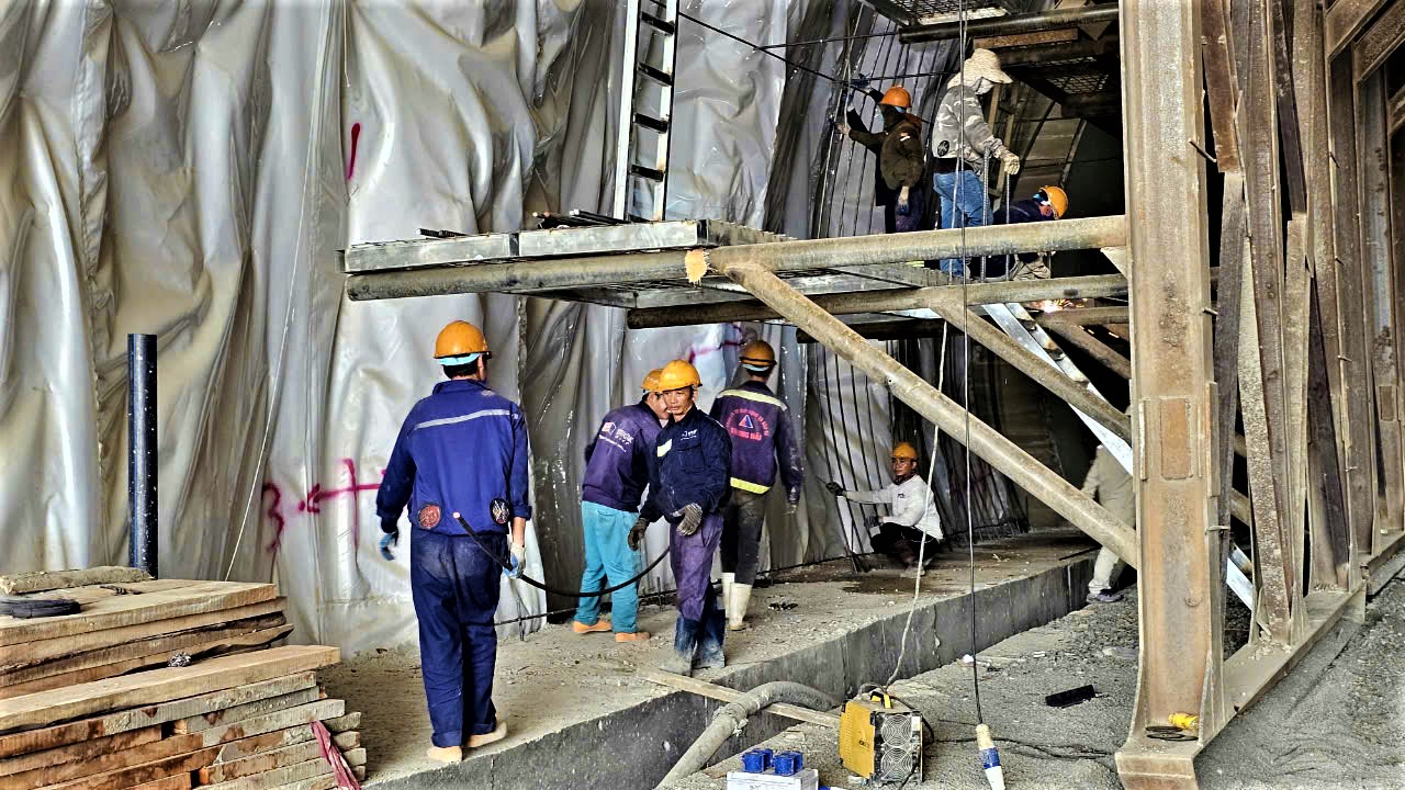 Trắng đ&ecirc;m thi c&ocirc;ng, bứt tốc tiến độ cao tốc Ch&iacute; Thạnh - V&acirc;n Phong- Ảnh 4.