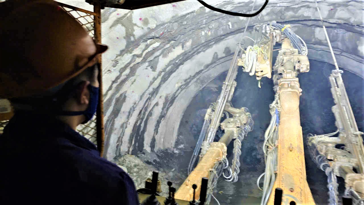 Trắng đ&ecirc;m thi c&ocirc;ng, bứt tốc tiến độ cao tốc Ch&iacute; Thạnh - V&acirc;n Phong- Ảnh 2.