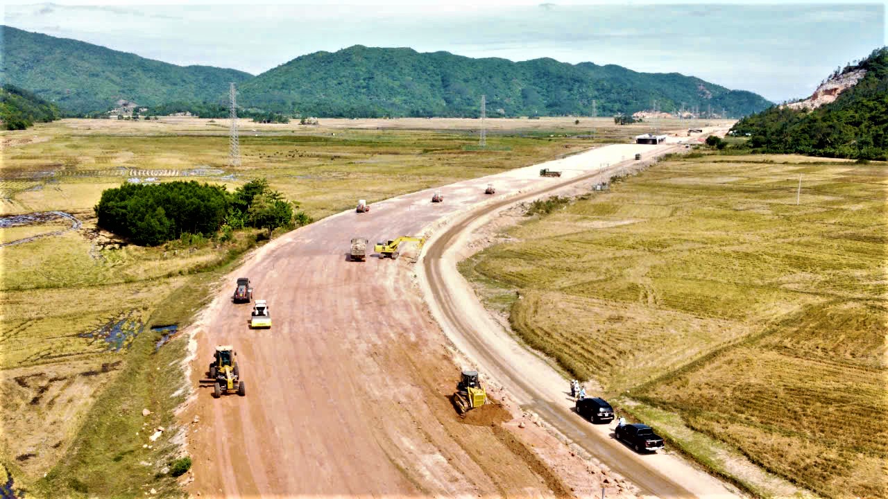 Trắng đ&ecirc;m thi c&ocirc;ng, bứt tốc tiến độ cao tốc Ch&iacute; Thạnh - V&acirc;n Phong- Ảnh 7.