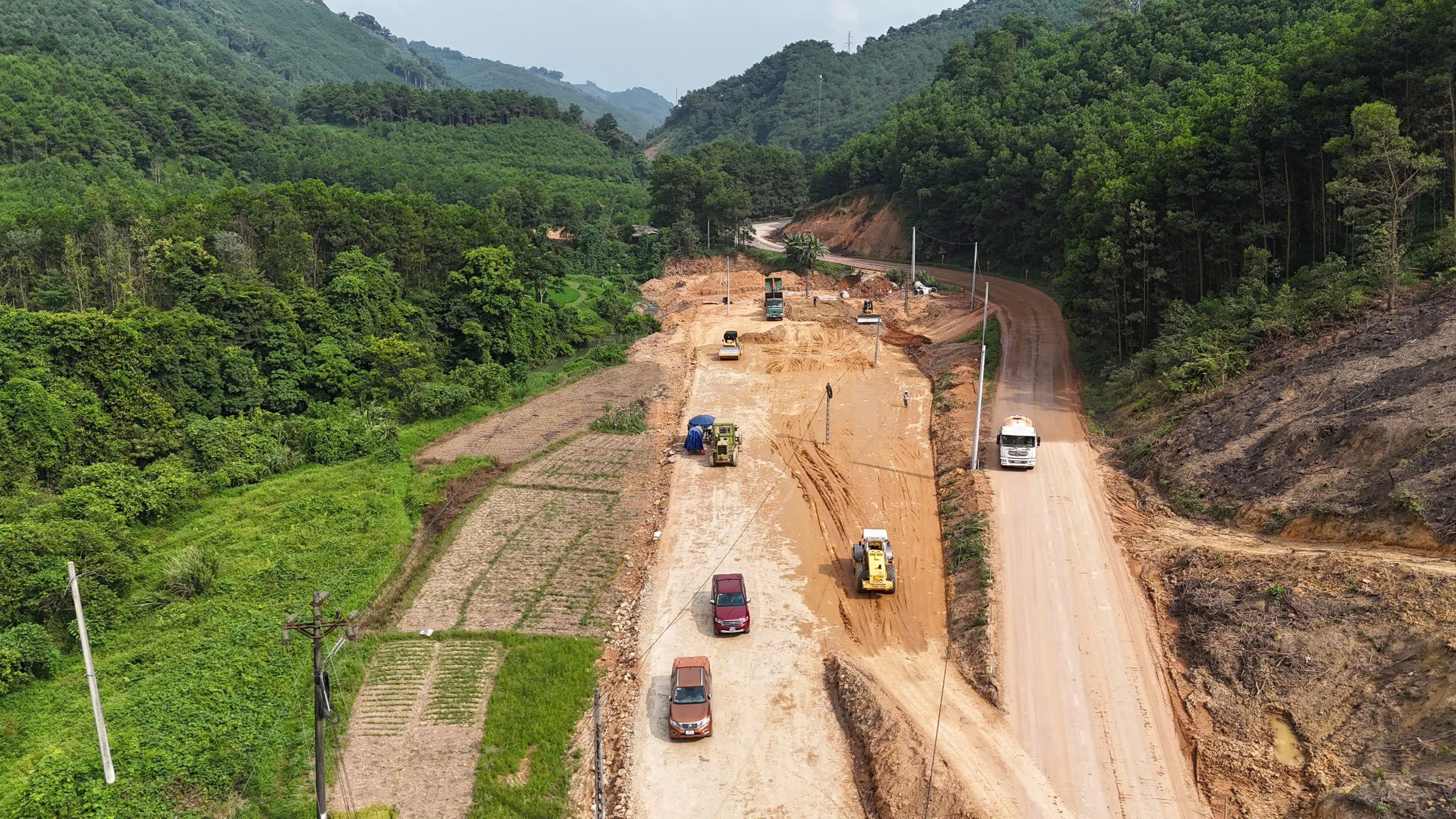 H&agrave;ng trăm c&ocirc;ng nh&acirc;n thi c&ocirc;ng xuy&ecirc;n lễ, đẩy tiến độ dự &aacute;n n&acirc;ng cấp QL4B- Ảnh 7.