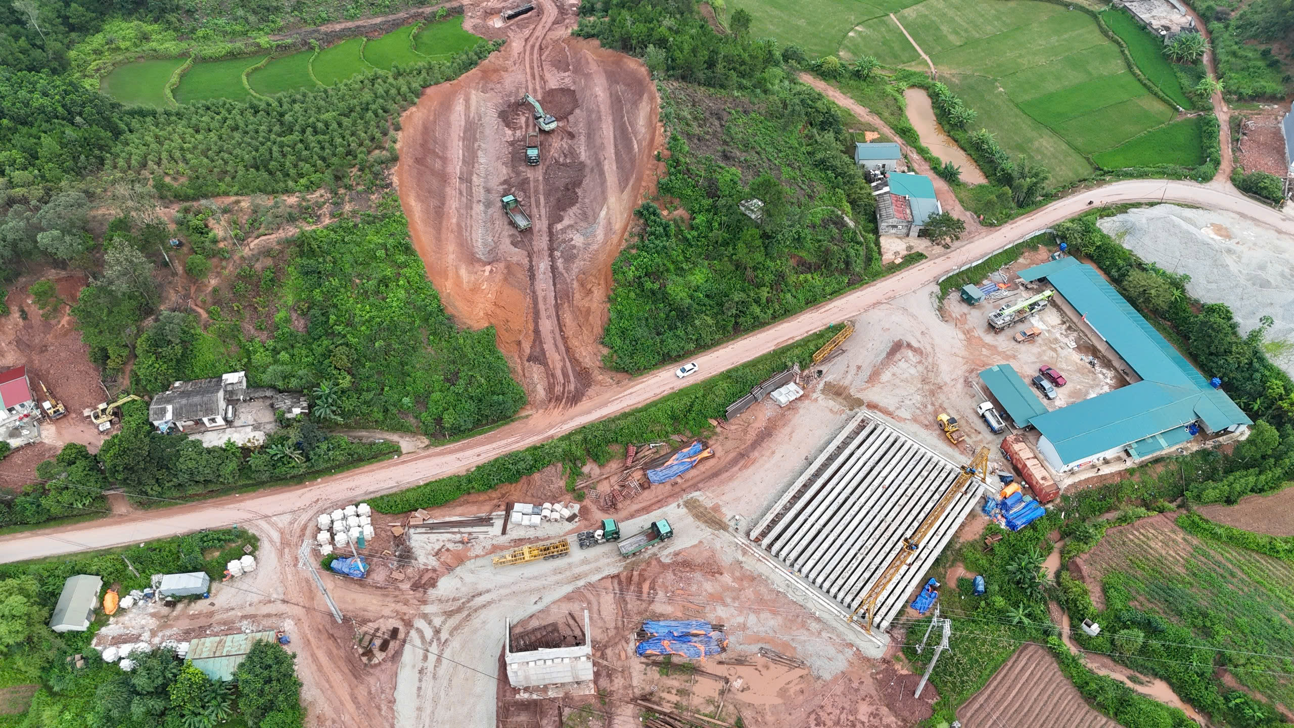H&agrave;ng trăm c&ocirc;ng nh&acirc;n thi c&ocirc;ng xuy&ecirc;n lễ, đẩy tiến độ dự &aacute;n n&acirc;ng cấp QL4B- Ảnh 11.