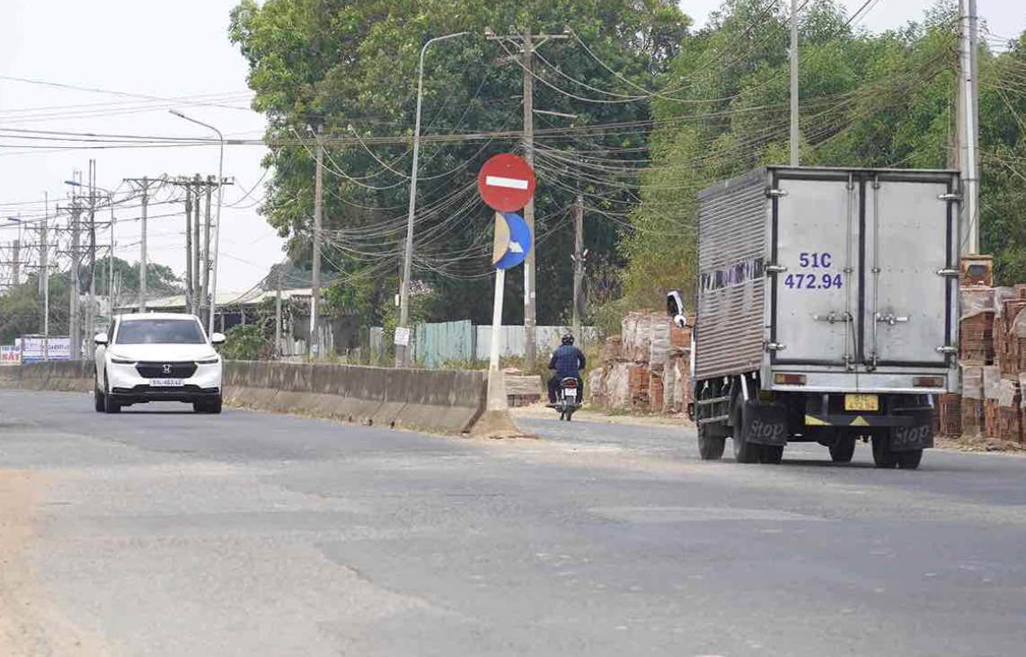 Đường v&agrave;o khu c&ocirc;ng nghiệp Long Đức xuống cấp, mưa ngập phải dặm v&aacute; li&ecirc;n tục- Ảnh 3.