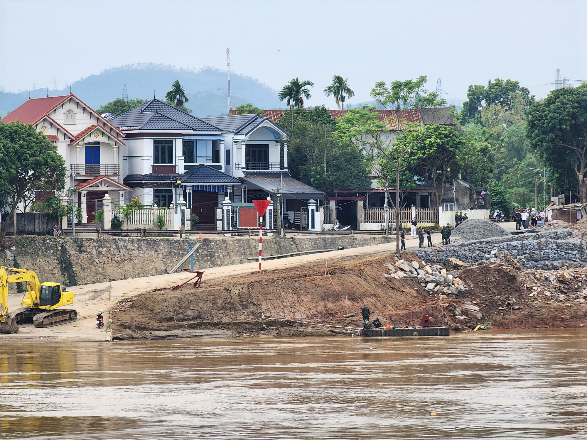 Ph&uacute; Thọ: Trục vớt nhịp cầu Phong Ch&acirc;u, t&igrave;m thấy th&ecirc;m 1 nạn nh&acirc;n- Ảnh 6.