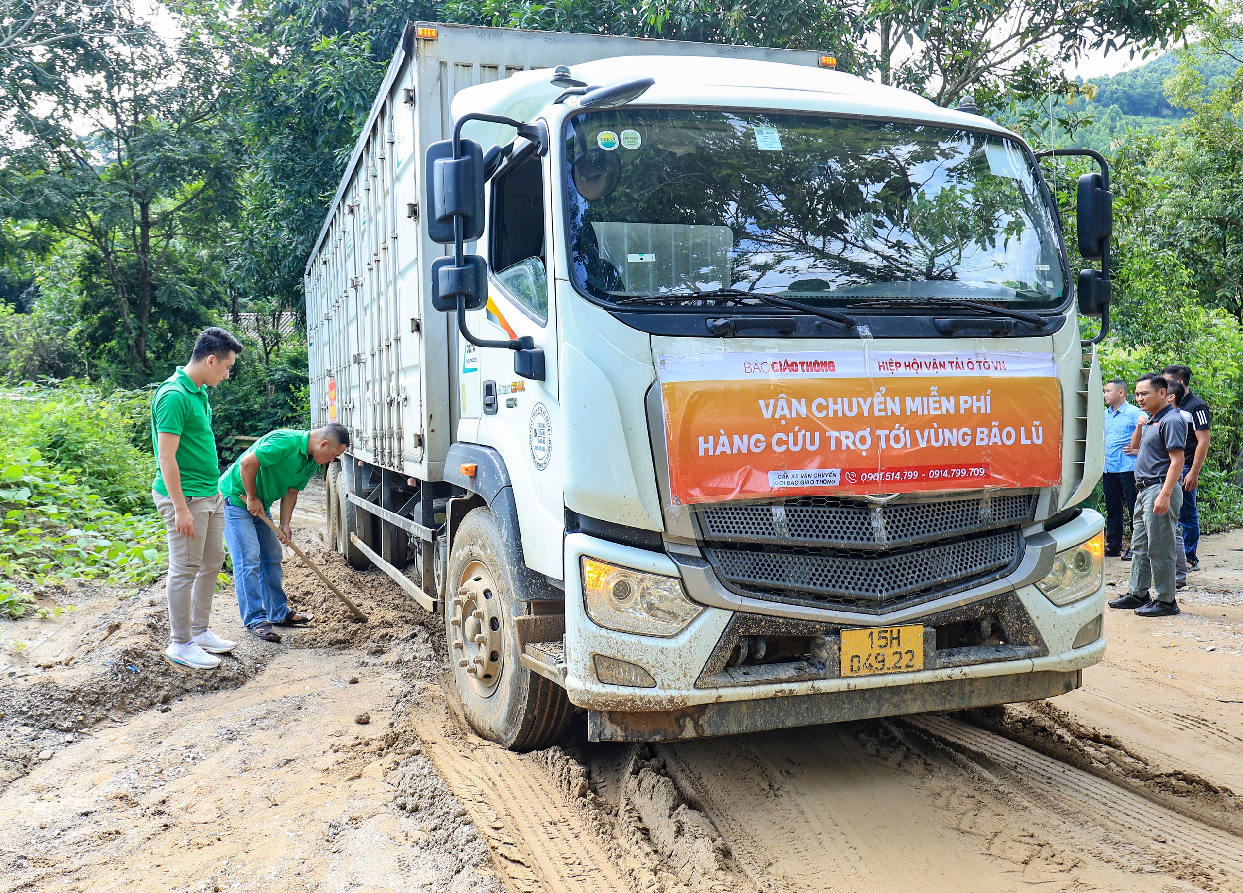 Vượt sình lầy, sạt lở, giúp đồng bào Yên Bái tái thiết trường sau bão lũ- Ảnh 8. Vượt sình lầy, sạt lở, giúp đồng bào Yên Bái tái thiết trường sau bão lũ- Ảnh 8.