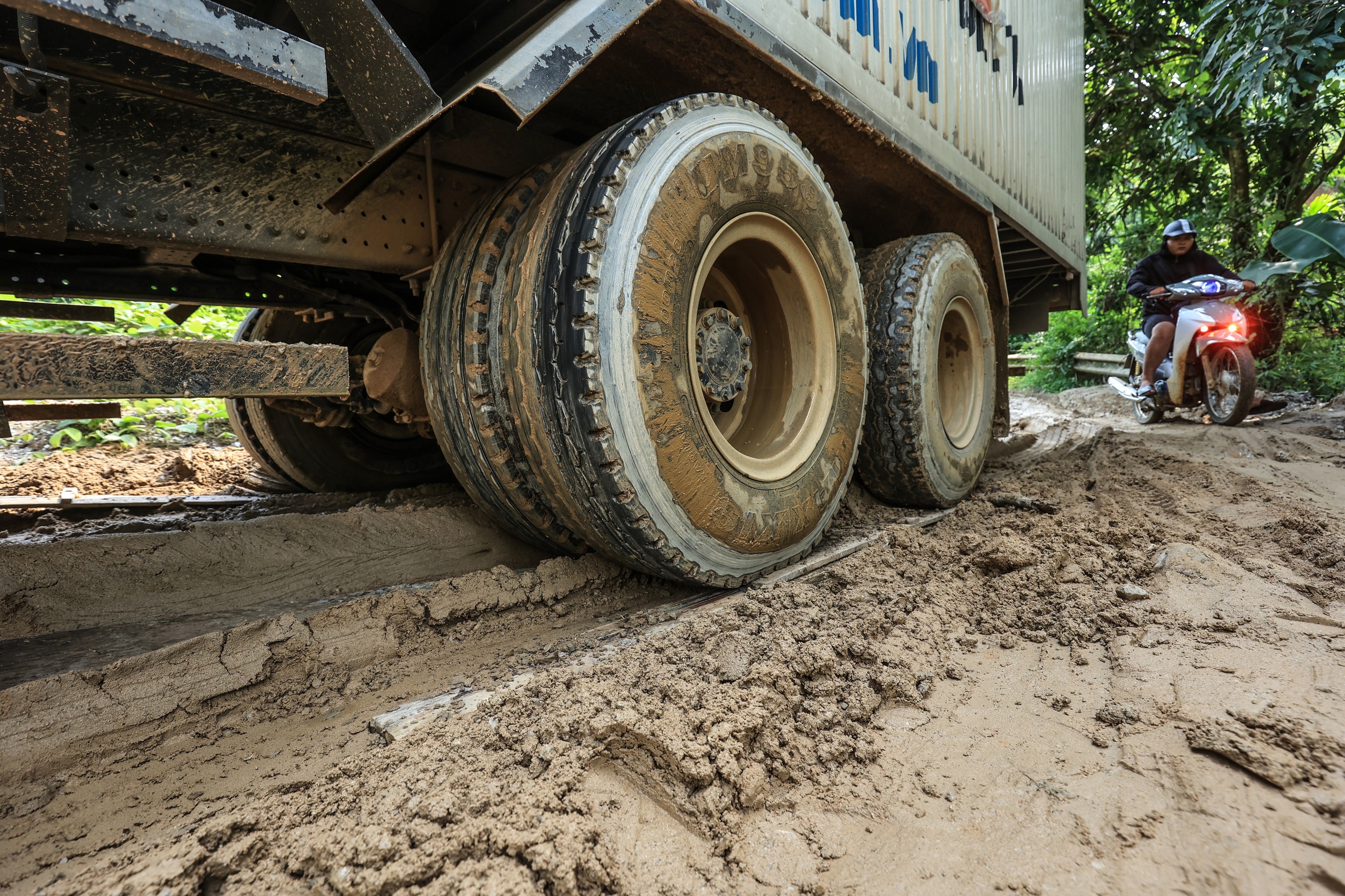 Vượt sình lầy, sạt lở, giúp đồng bào Yên Bái tái thiết trường sau bão lũ- Ảnh 9. Vượt sình lầy, sạt lở, giúp đồng bào Yên Bái tái thiết trường sau bão lũ- Ảnh 9.