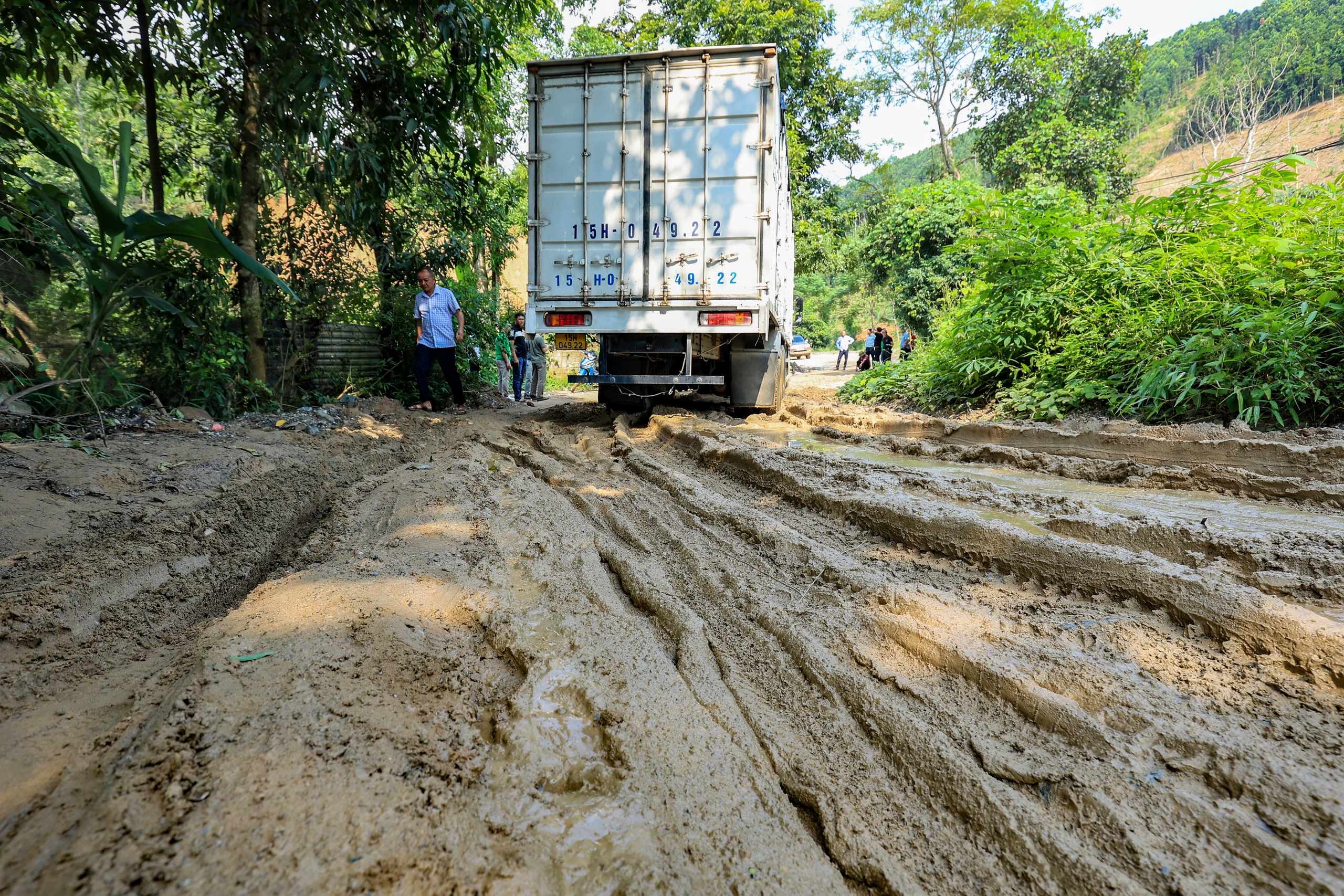 Vượt sình lầy, sạt lở, giúp đồng bào Yên Bái tái thiết trường sau bão lũ- Ảnh 1. Vượt sình lầy, sạt lở, giúp đồng bào Yên Bái tái thiết trường sau bão lũ- Ảnh 1.