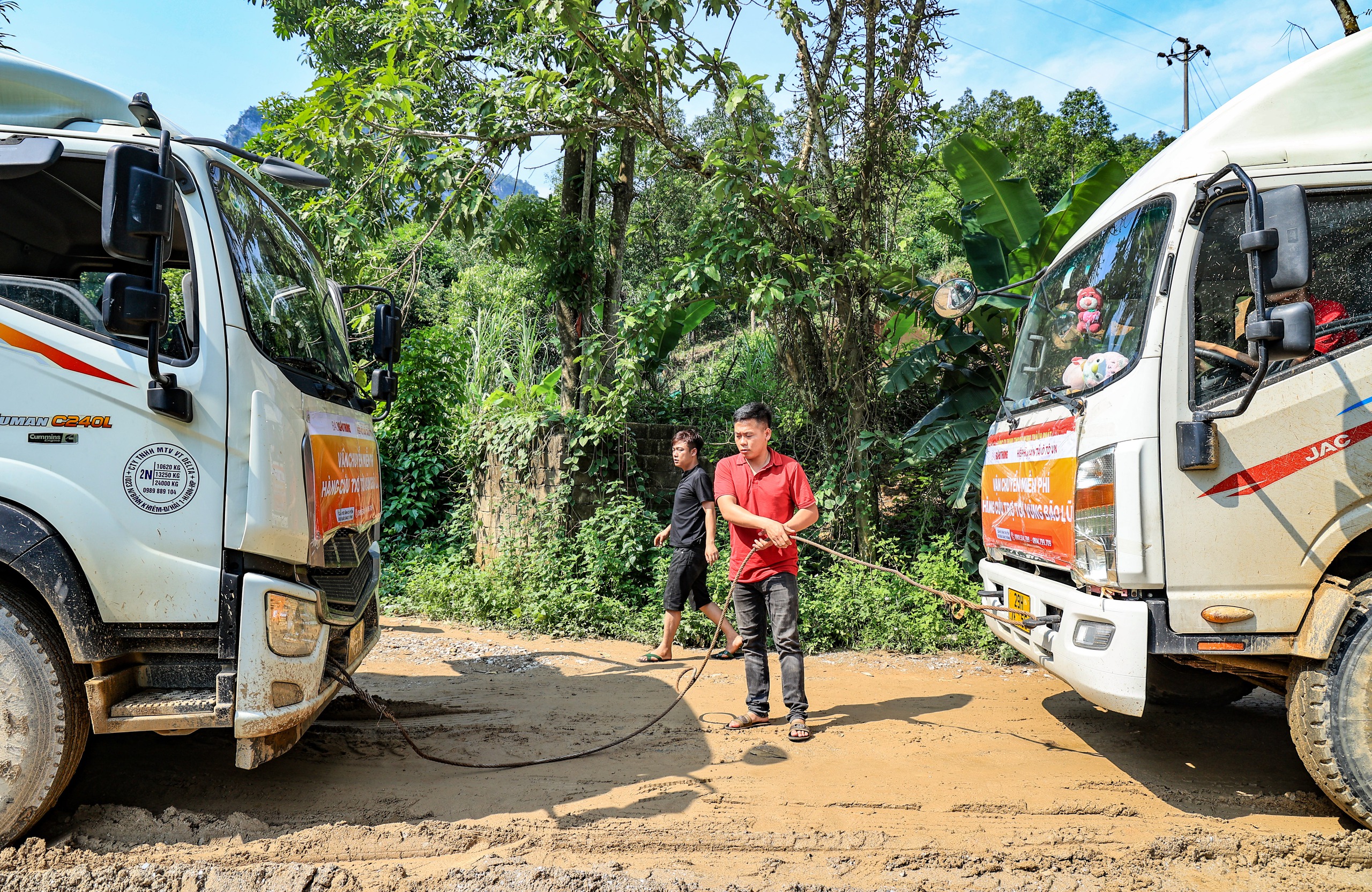Vượt sình lầy, sạt lở, giúp đồng bào Yên Bái tái thiết trường sau bão lũ- Ảnh 11. Vượt sình lầy, sạt lở, giúp đồng bào Yên Bái tái thiết trường sau bão lũ- Ảnh 11.