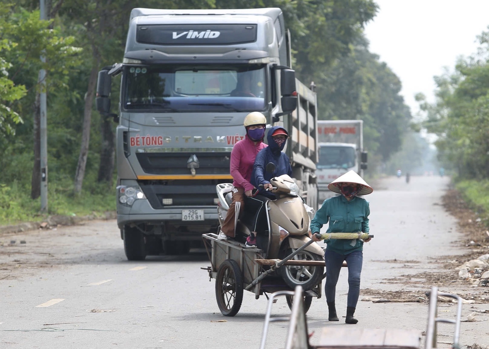 Người d&acirc;n vẫn phải d&ugrave;ng xe b&ograve; vượt qua v&ugrave;ng ngập s&acirc;u tr&ecirc;n đại lộ Thăng Long- Ảnh 6.