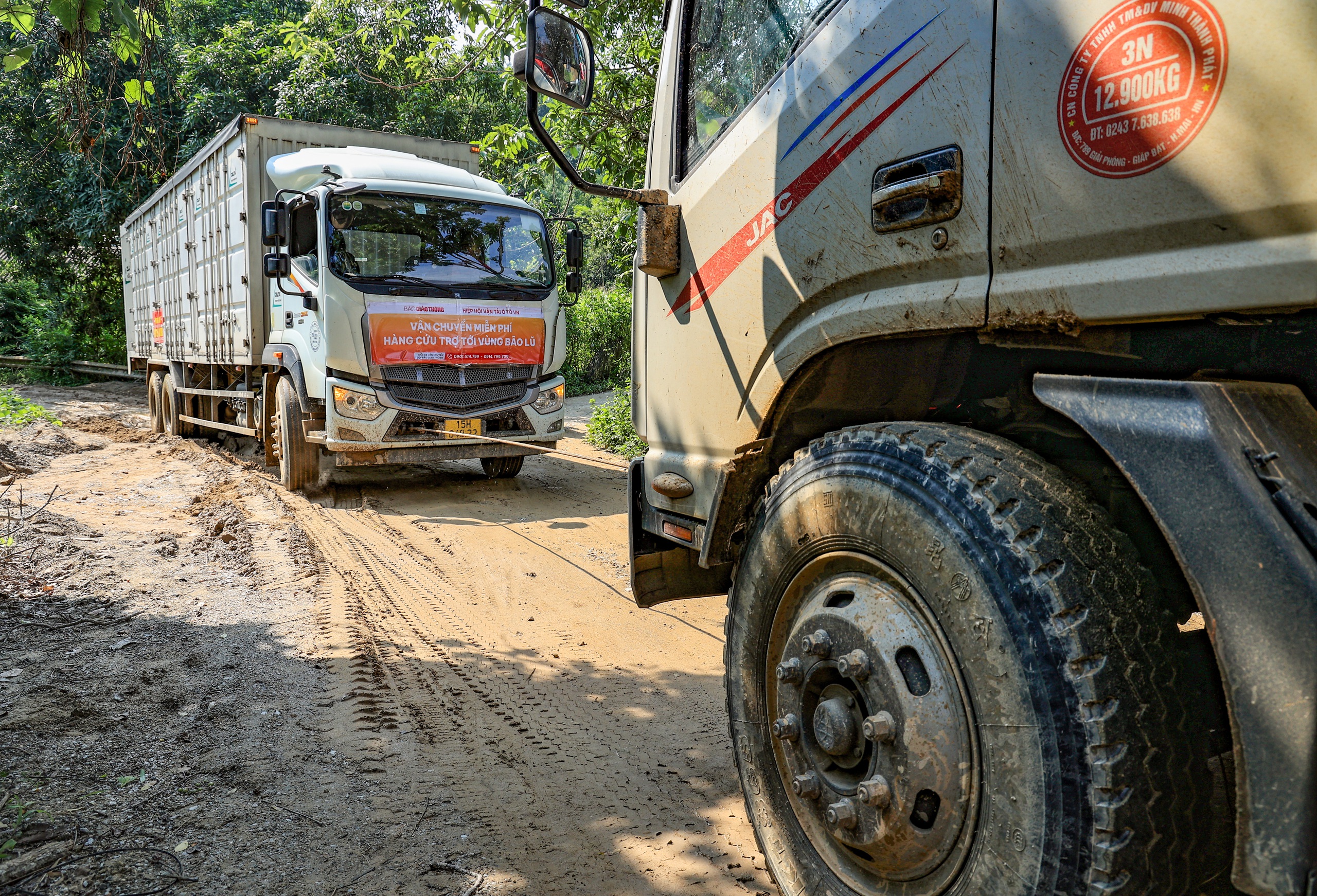 Vượt sình lầy, sạt lở, giúp đồng bào Yên Bái tái thiết trường sau bão lũ- Ảnh 12. Vượt sình lầy, sạt lở, giúp đồng bào Yên Bái tái thiết trường sau bão lũ- Ảnh 12.