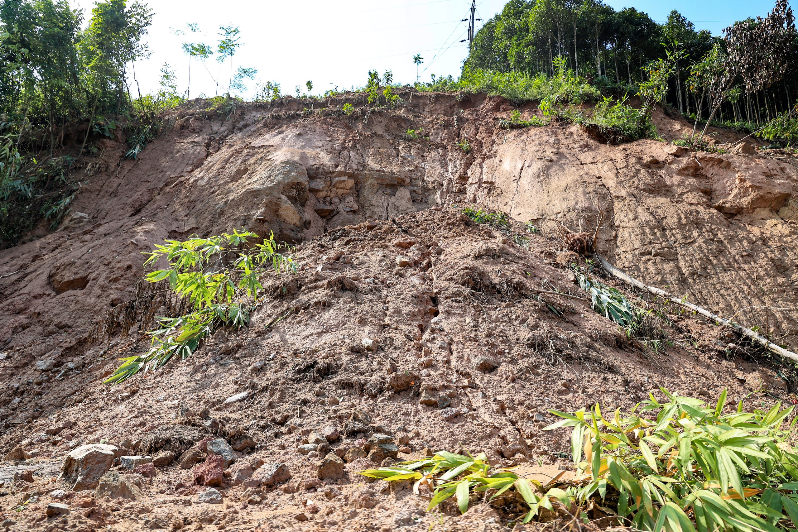 Vượt sình lầy, sạt lở, giúp đồng bào Yên Bái tái thiết trường sau bão lũ- Ảnh 7. Vượt sình lầy, sạt lở, giúp đồng bào Yên Bái tái thiết trường sau bão lũ- Ảnh 7.