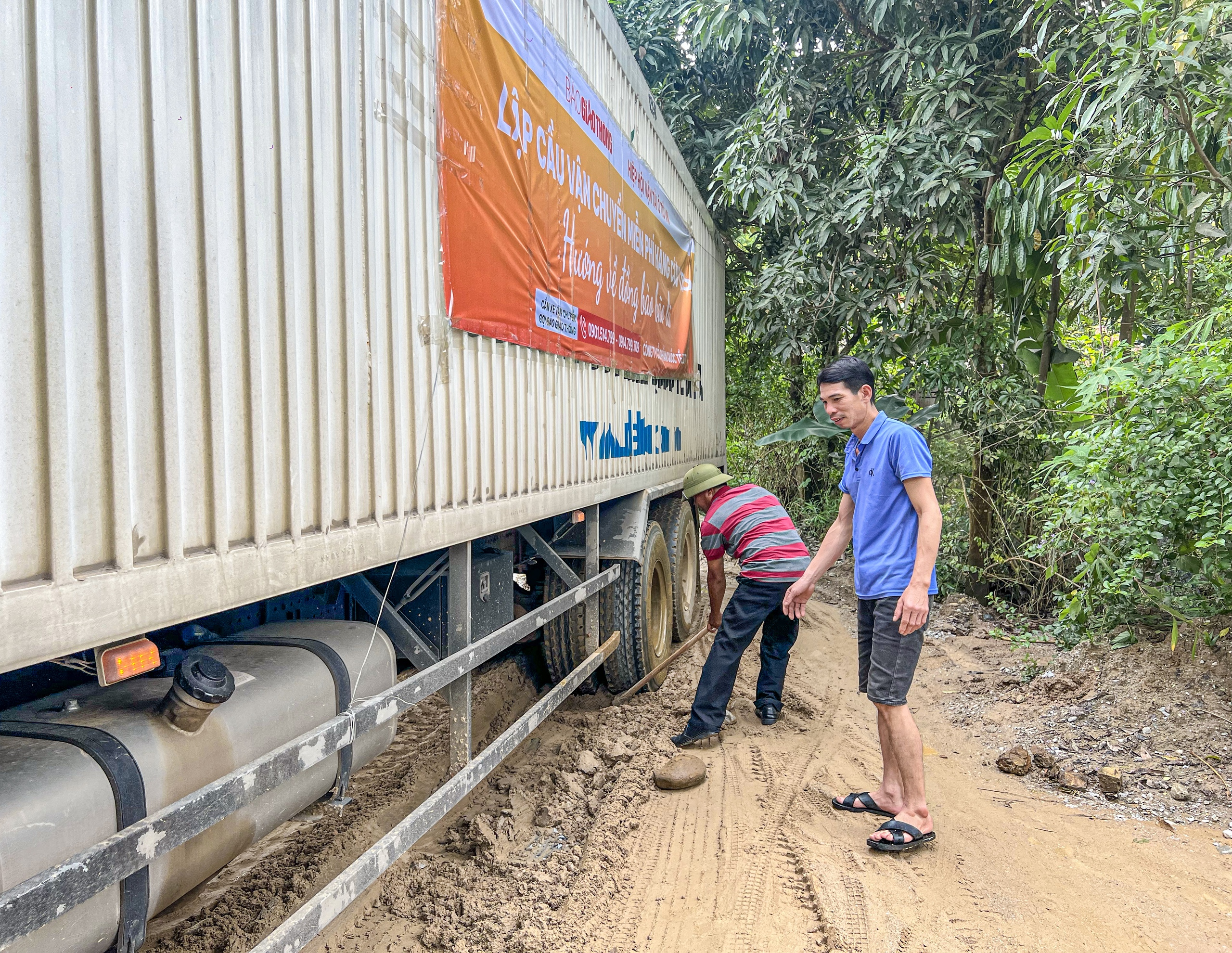Vượt sình lầy, sạt lở, giúp đồng bào Yên Bái tái thiết trường sau bão lũ- Ảnh 10. Vượt sình lầy, sạt lở, giúp đồng bào Yên Bái tái thiết trường sau bão lũ- Ảnh 10.