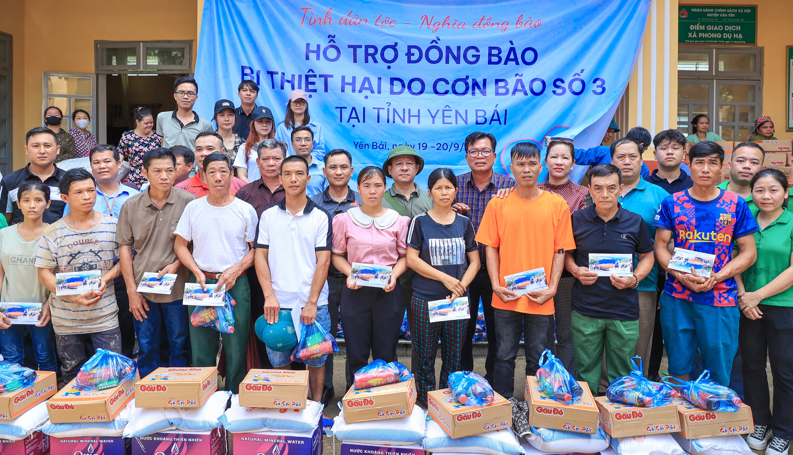 Vượt sình lầy, sạt lở, giúp đồng bào Yên Bái tái thiết trường sau bão lũ- Ảnh 3. Vượt sình lầy, sạt lở, giúp đồng bào Yên Bái tái thiết trường sau bão lũ- Ảnh 3.